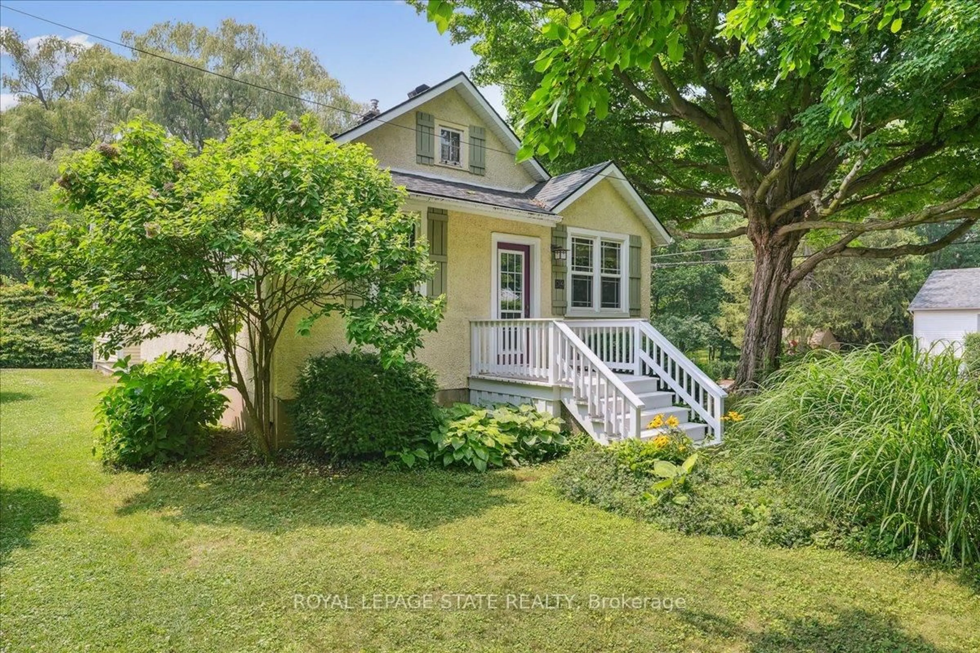 A pic from outside/outdoor area/front of a property/back of a property/a pic from drone, street for 94 Centre St, Niagara-on-the-Lake Ontario L0S 1J0