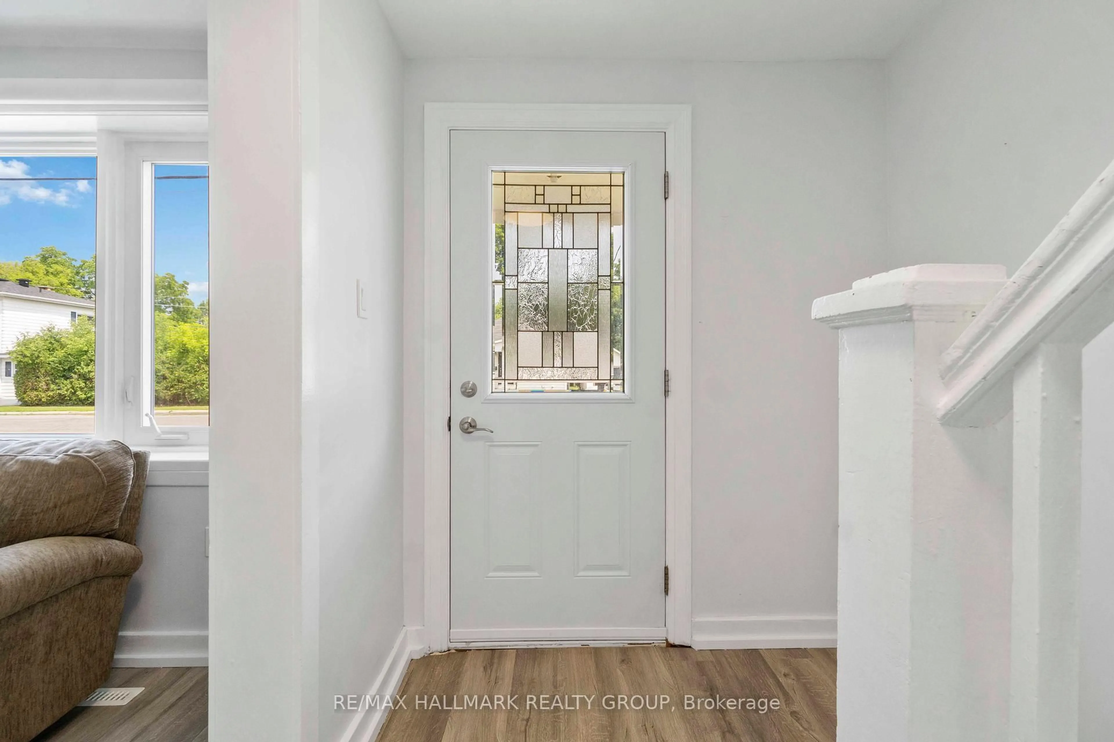 Indoor entryway for 270 HARRY St, Renfrew Ontario K7V 3E3