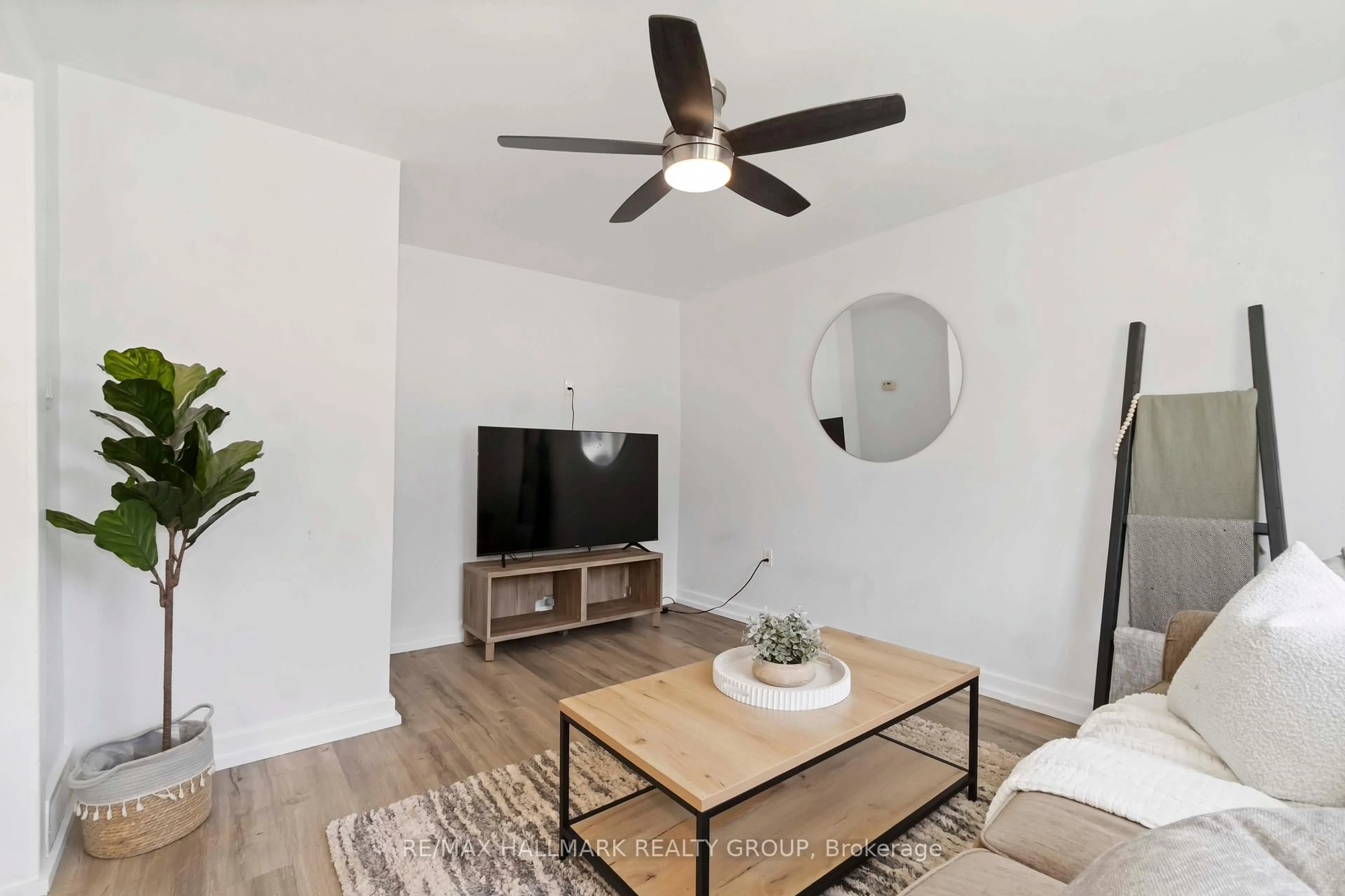 Living room with furniture, unknown for 270 HARRY St, Renfrew Ontario K7V 3E3
