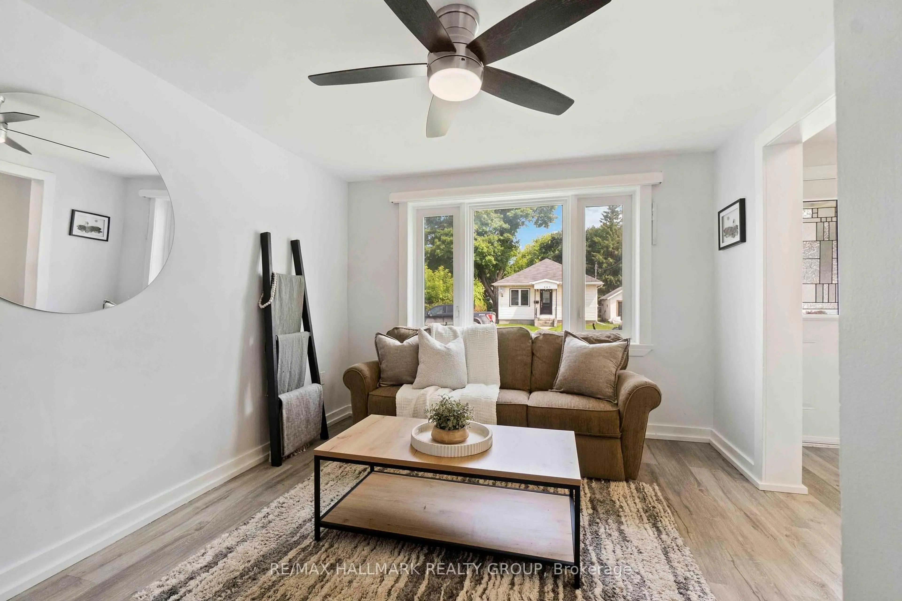 Living room with furniture, unknown for 270 HARRY St, Renfrew Ontario K7V 3E3