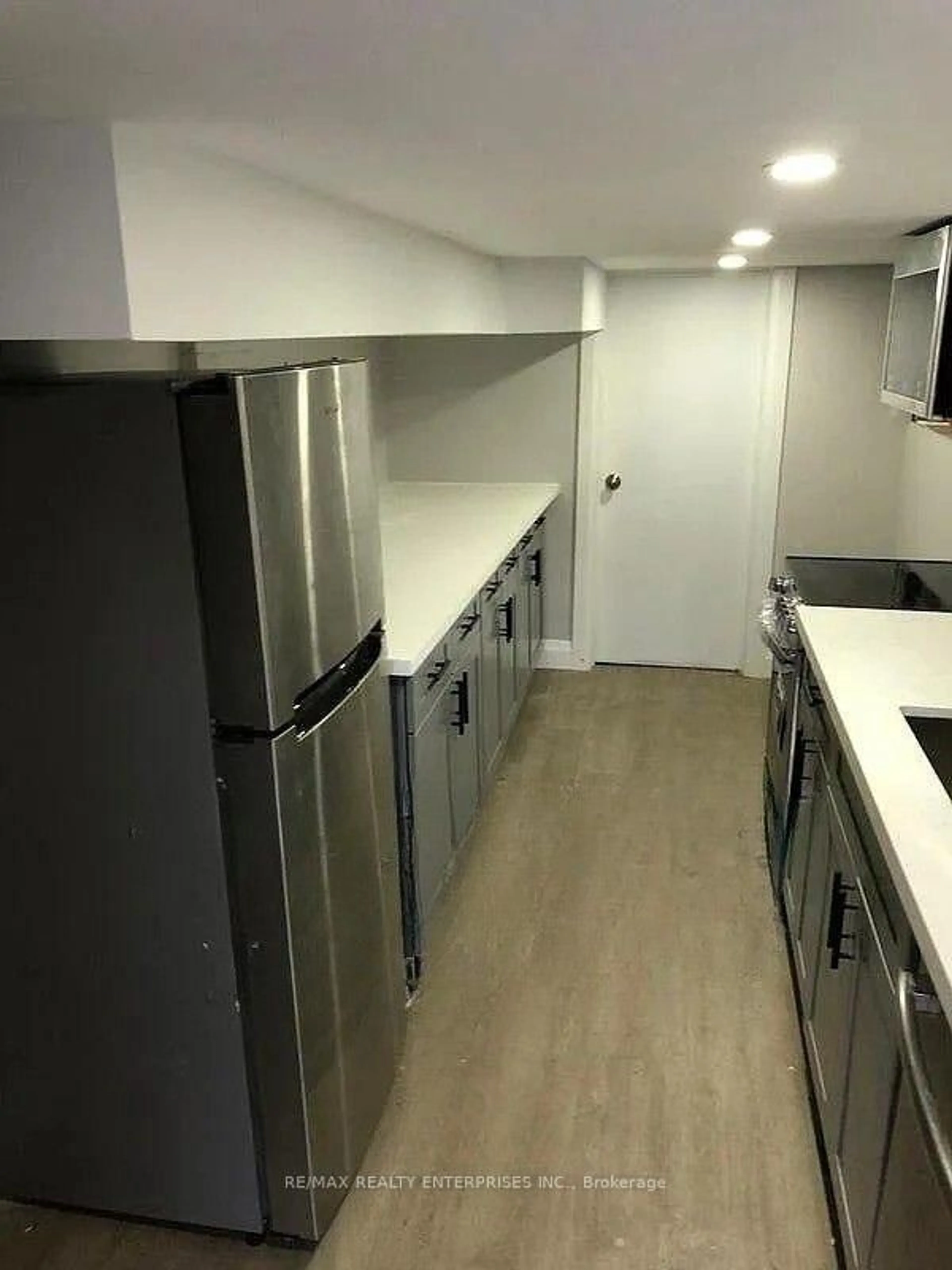 Standard kitchen, unknown for 26 Fairleigh Ave, Hamilton Ontario L8L 6H2