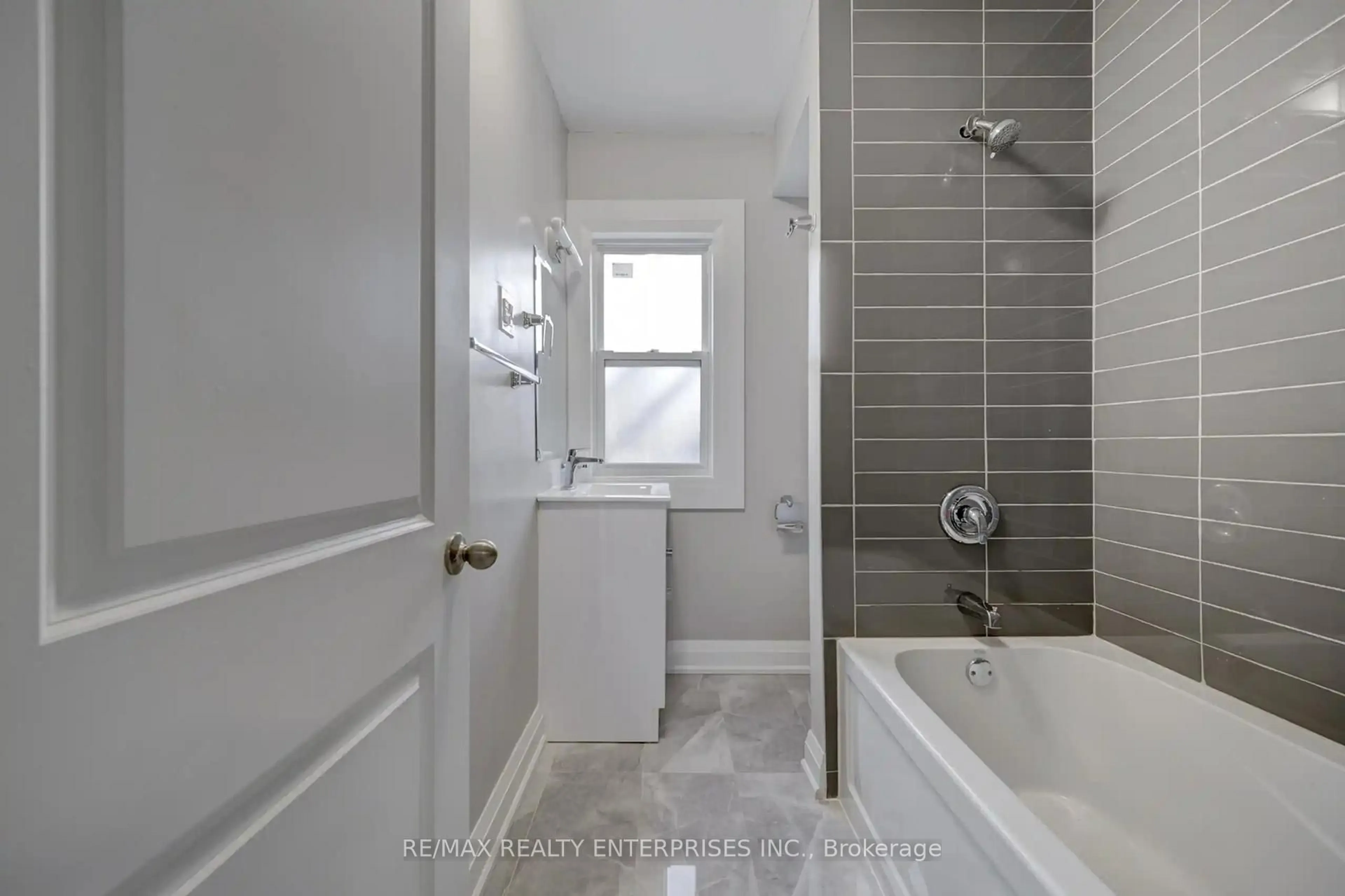 Standard bathroom, ceramic/tile floor for 26 Fairleigh Ave, Hamilton Ontario L8L 6H2
