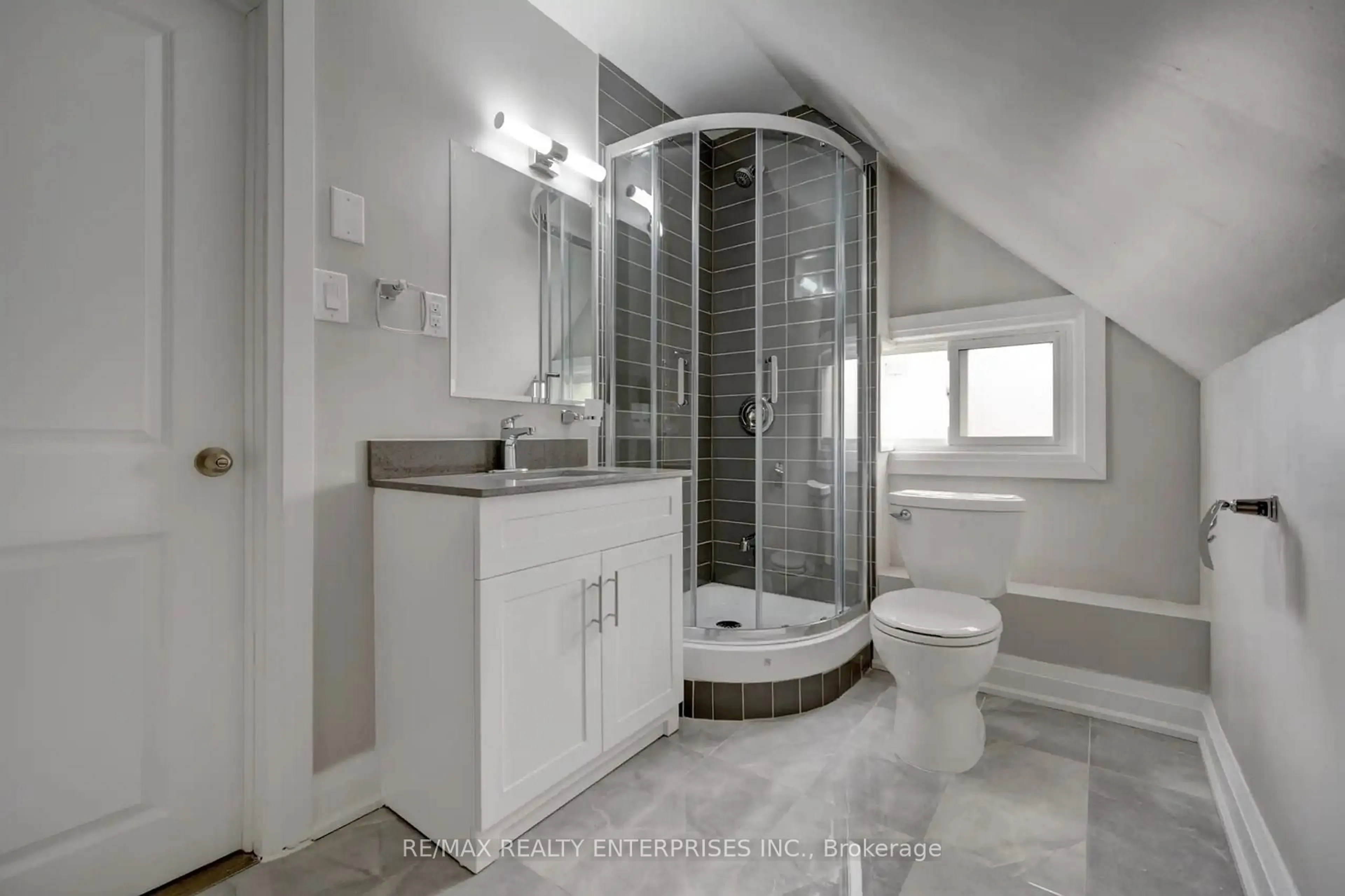 Contemporary bathroom, ceramic/tile floor for 26 Fairleigh Ave, Hamilton Ontario L8L 6H2