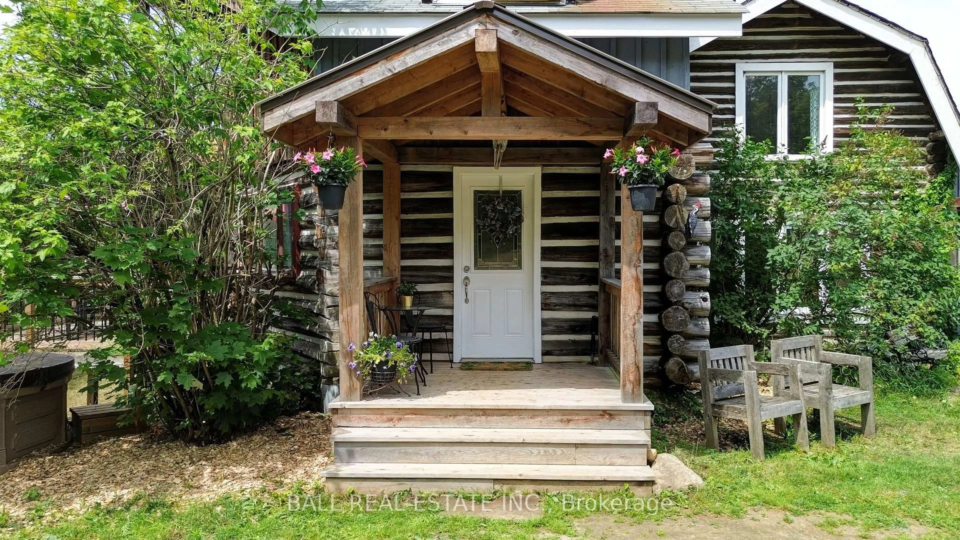 Indoor entryway for 1600 The South Rd, Coe Hill Ontario K0L 1P0