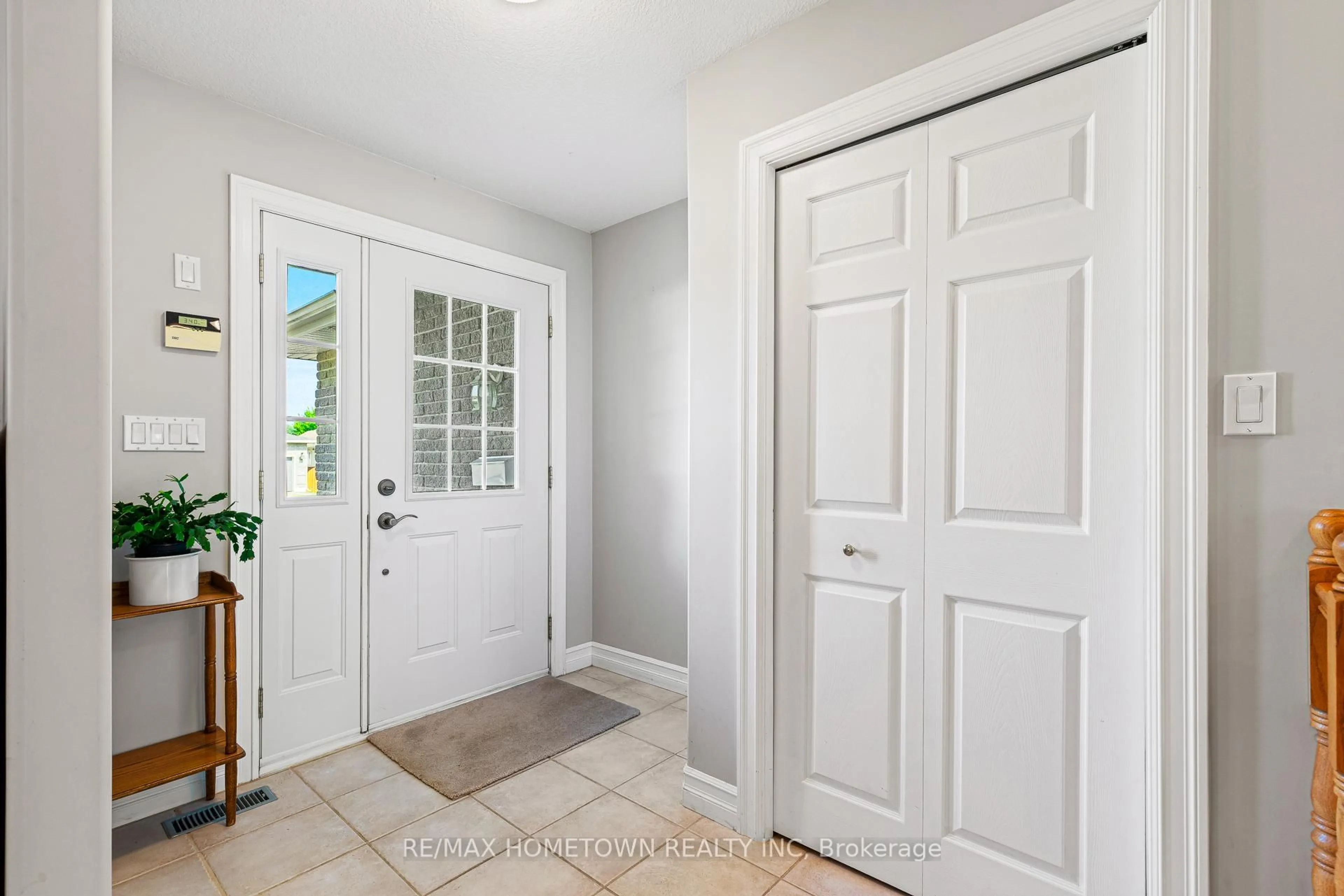 Indoor entryway for 1026 Crestwood Dr, Brockville Ontario K6V 7N1