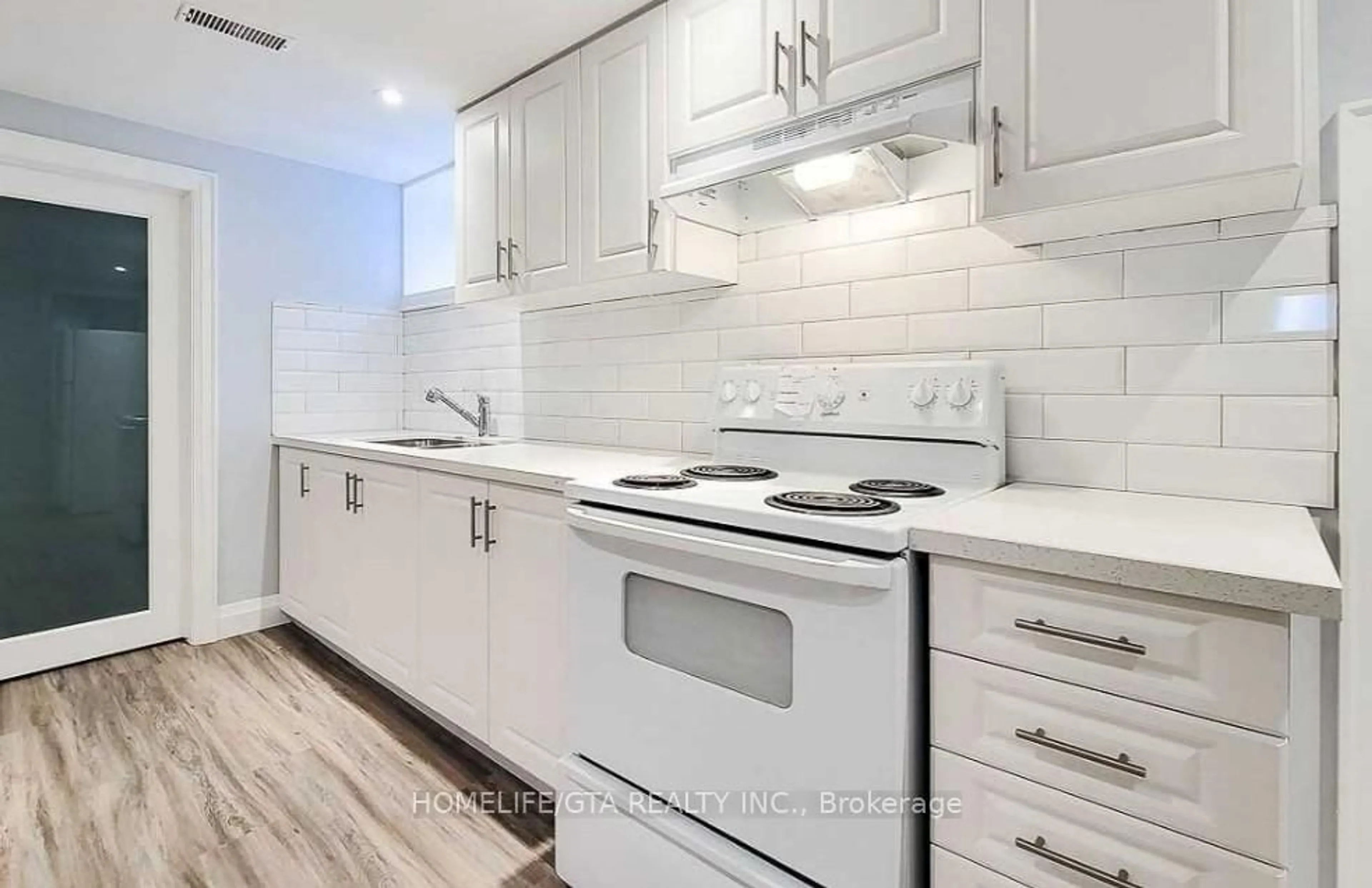 Standard kitchen, unknown for 20 Highland Rd, Hamilton Ontario L8J 2T7