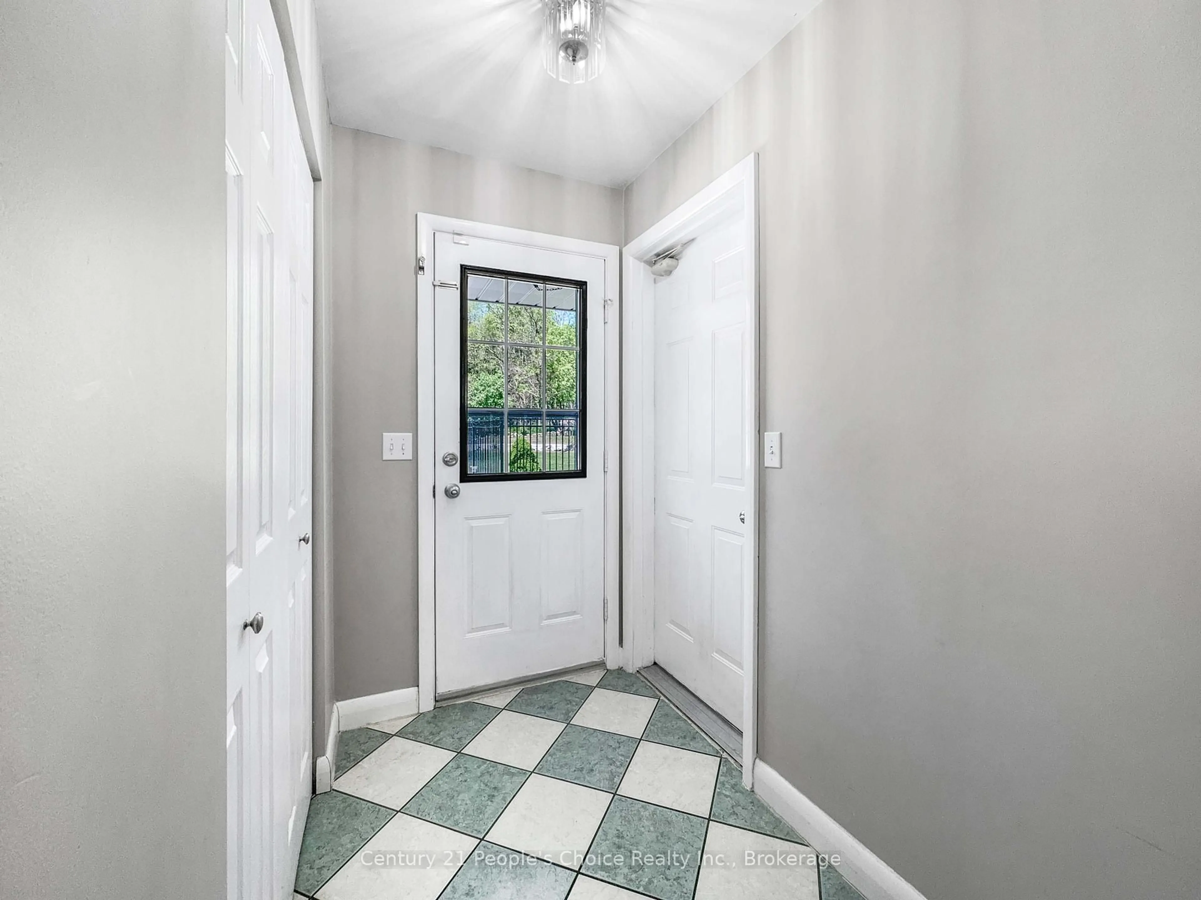Indoor entryway for 43 Pleasant Ridge Rd, Brant Ontario N3T 5L5