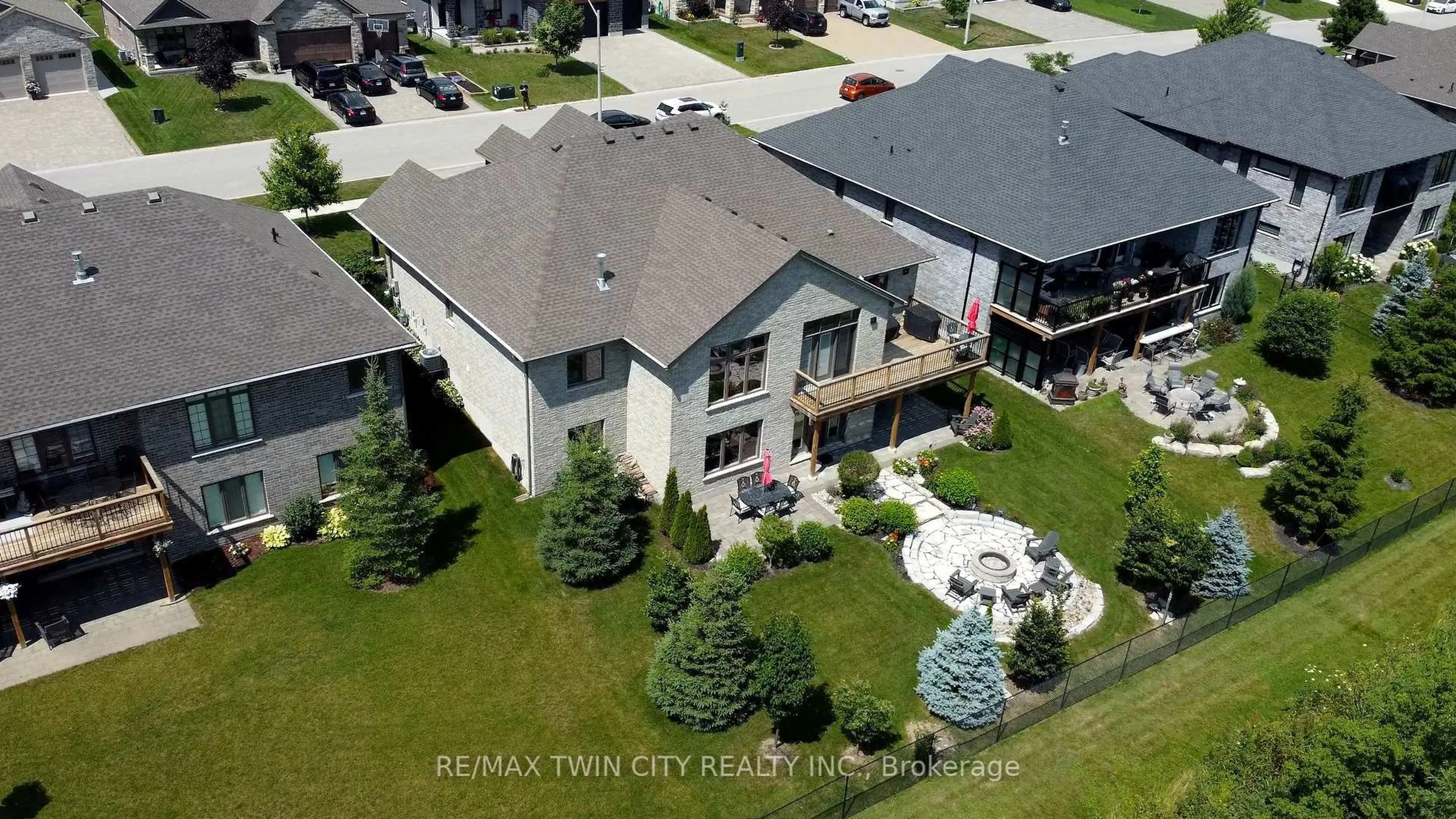 A pic from outside/outdoor area/front of a property/back of a property/a pic from drone, city buildings view from balcony for 147 Robin Ridge Dr, Central Elgin Ontario N0L 1B0