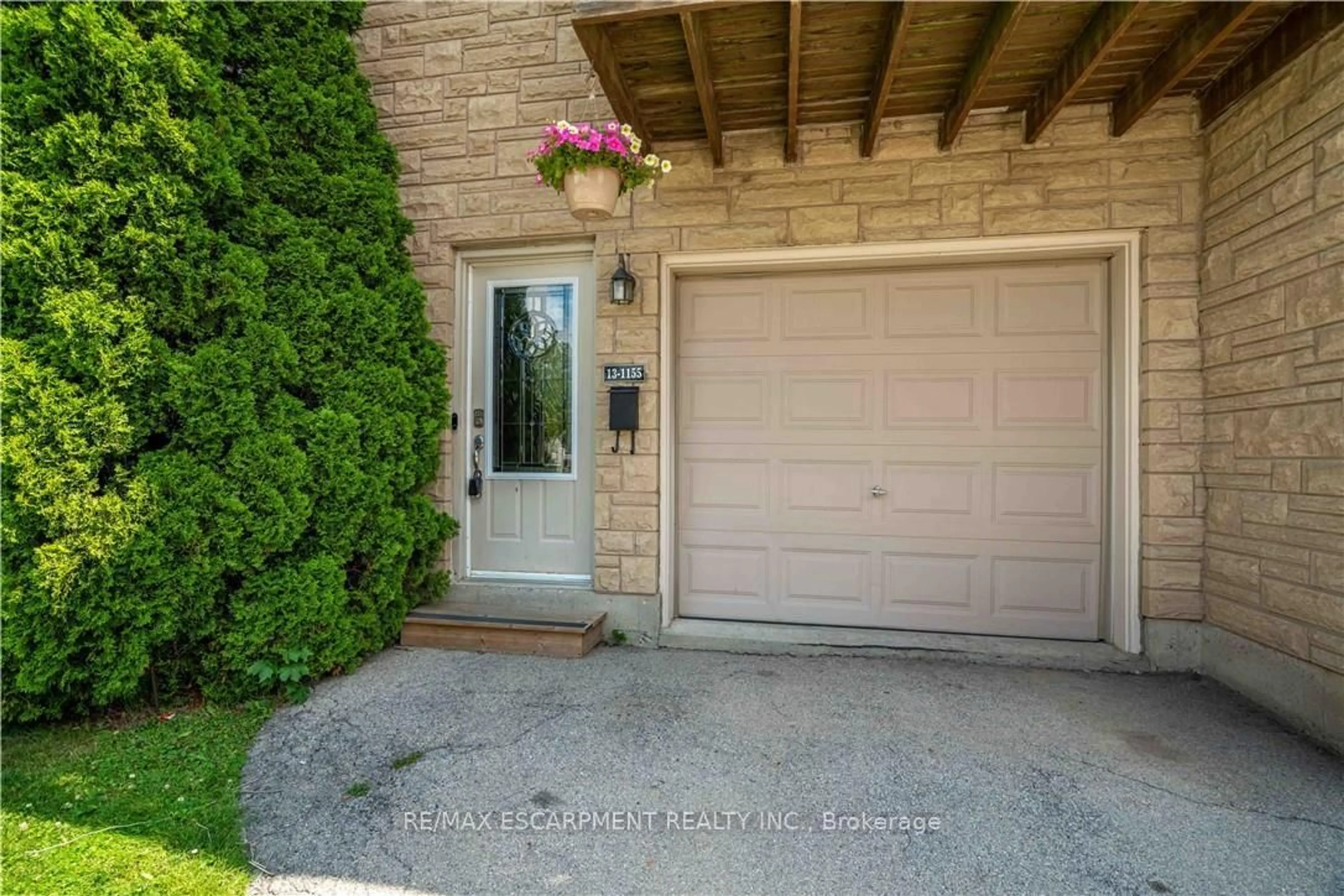 Indoor entryway for 1155 Paramount Dr #13, Hamilton Ontario L8J 2N1