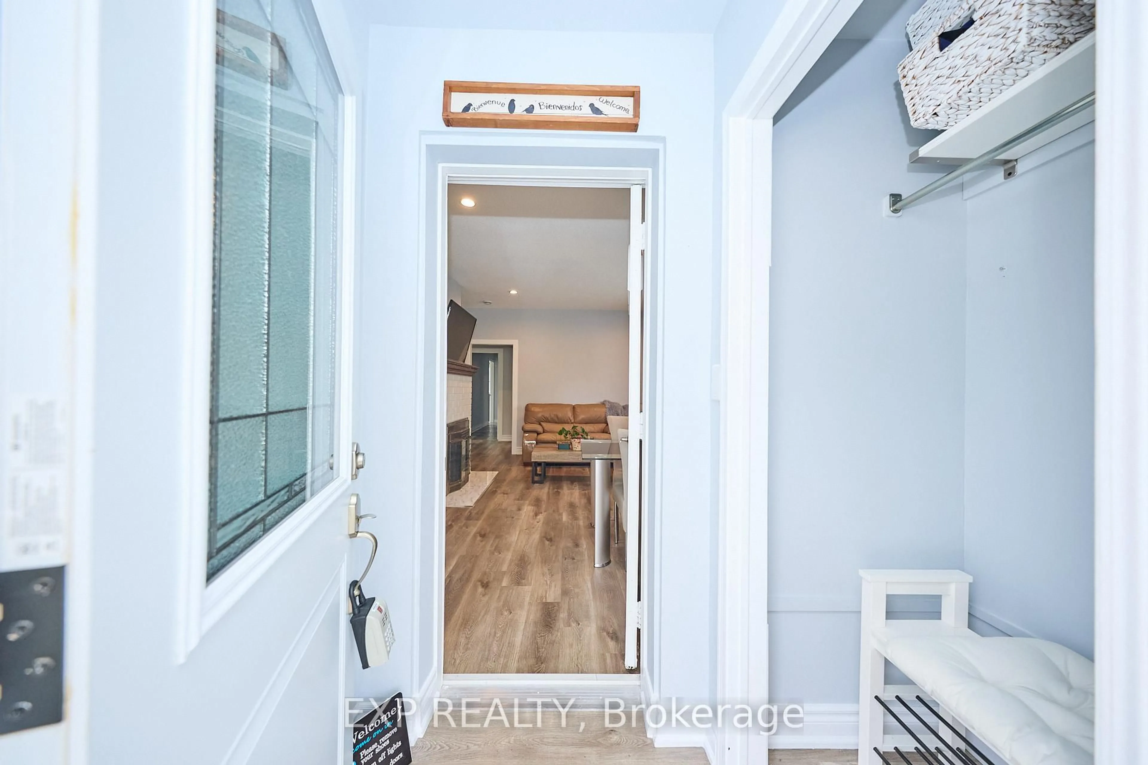 Indoor entryway for 31 Woodrow St, St. Catharines Ontario L2P 2A1