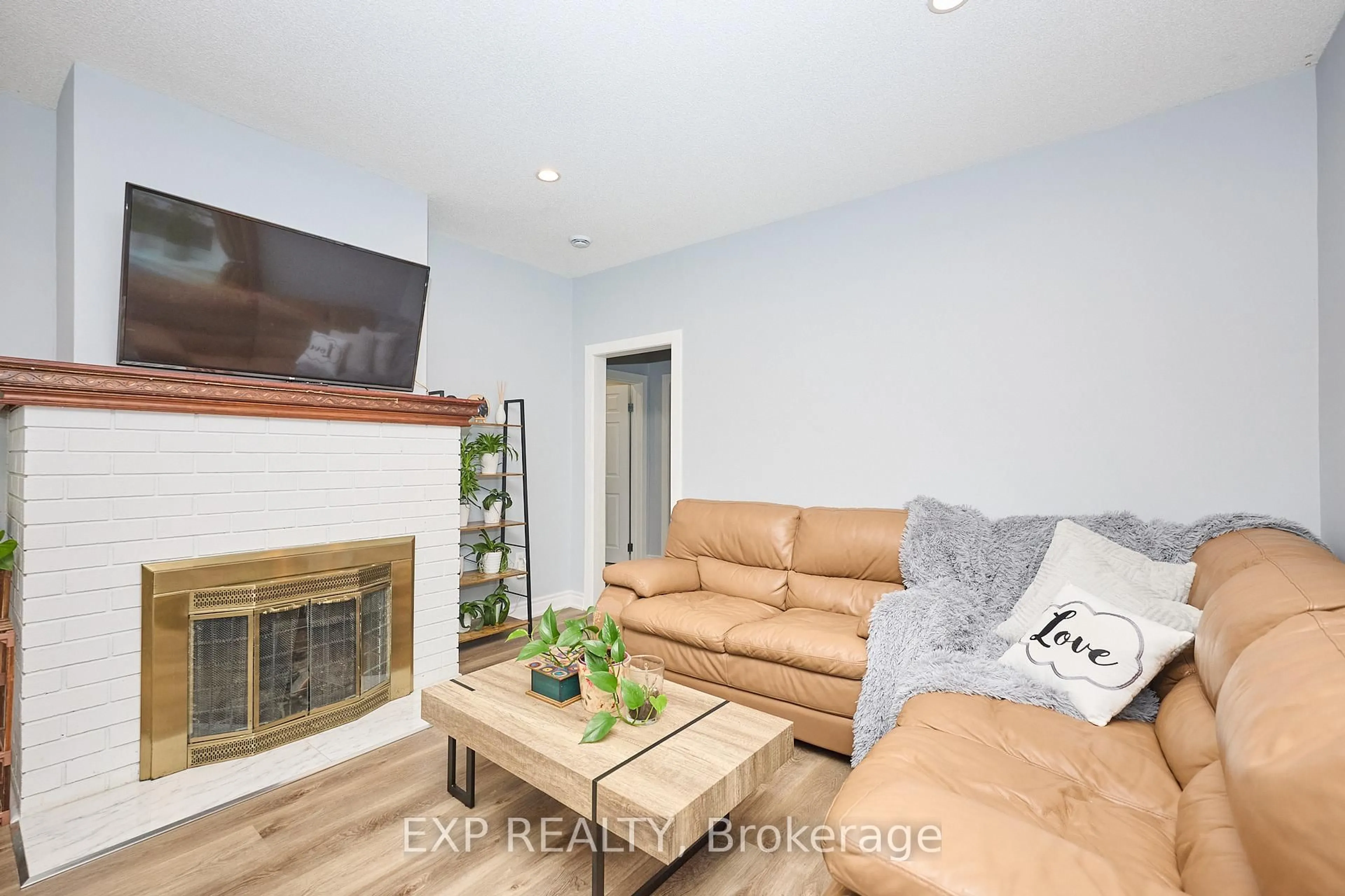 Living room with furniture, wood/laminate floor for 31 Woodrow St, St. Catharines Ontario L2P 2A1