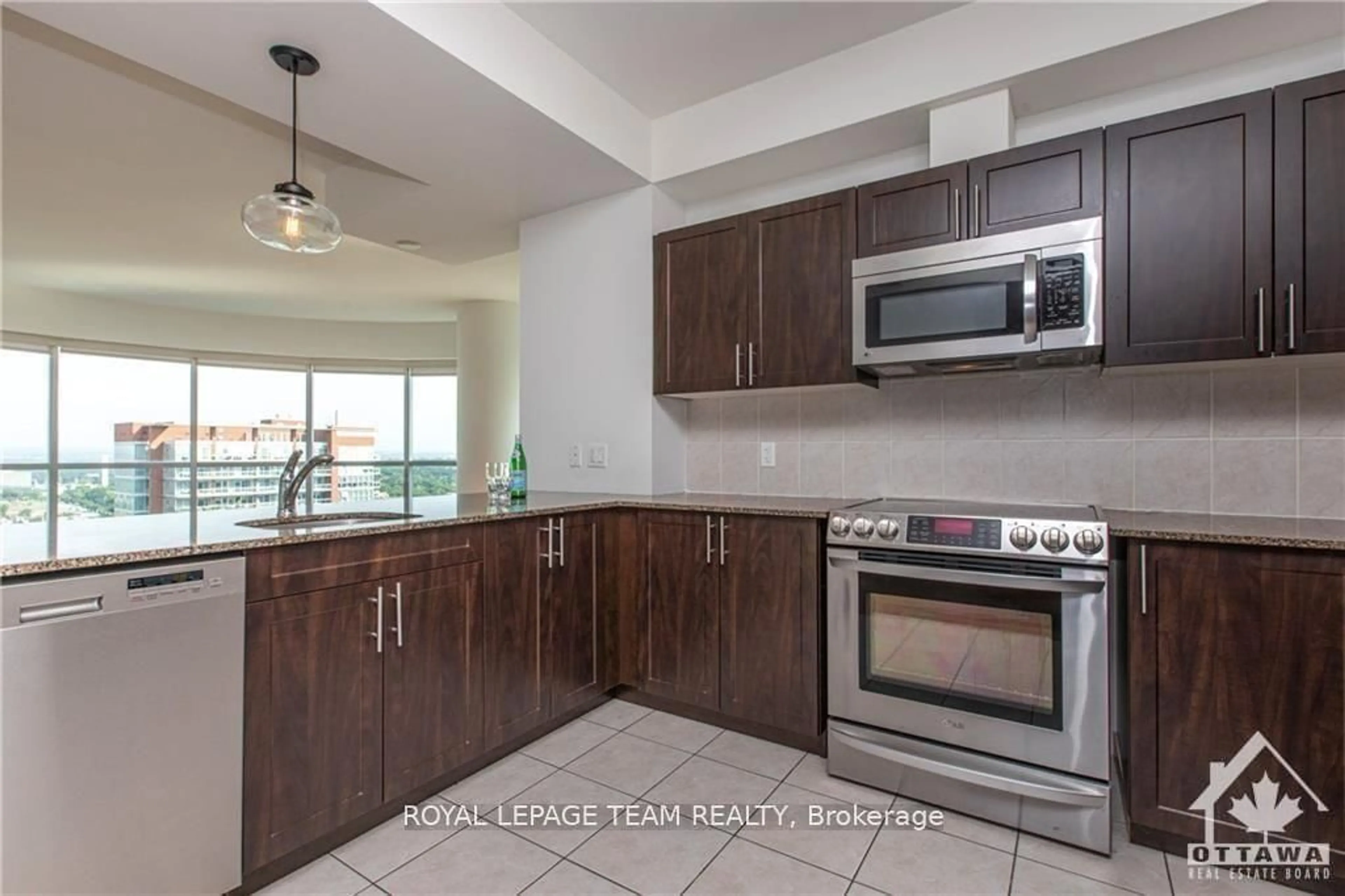 Standard kitchen, ceramic/tile floor for 234 Rideau St #2204, Ottawa Ontario K1N 0A9