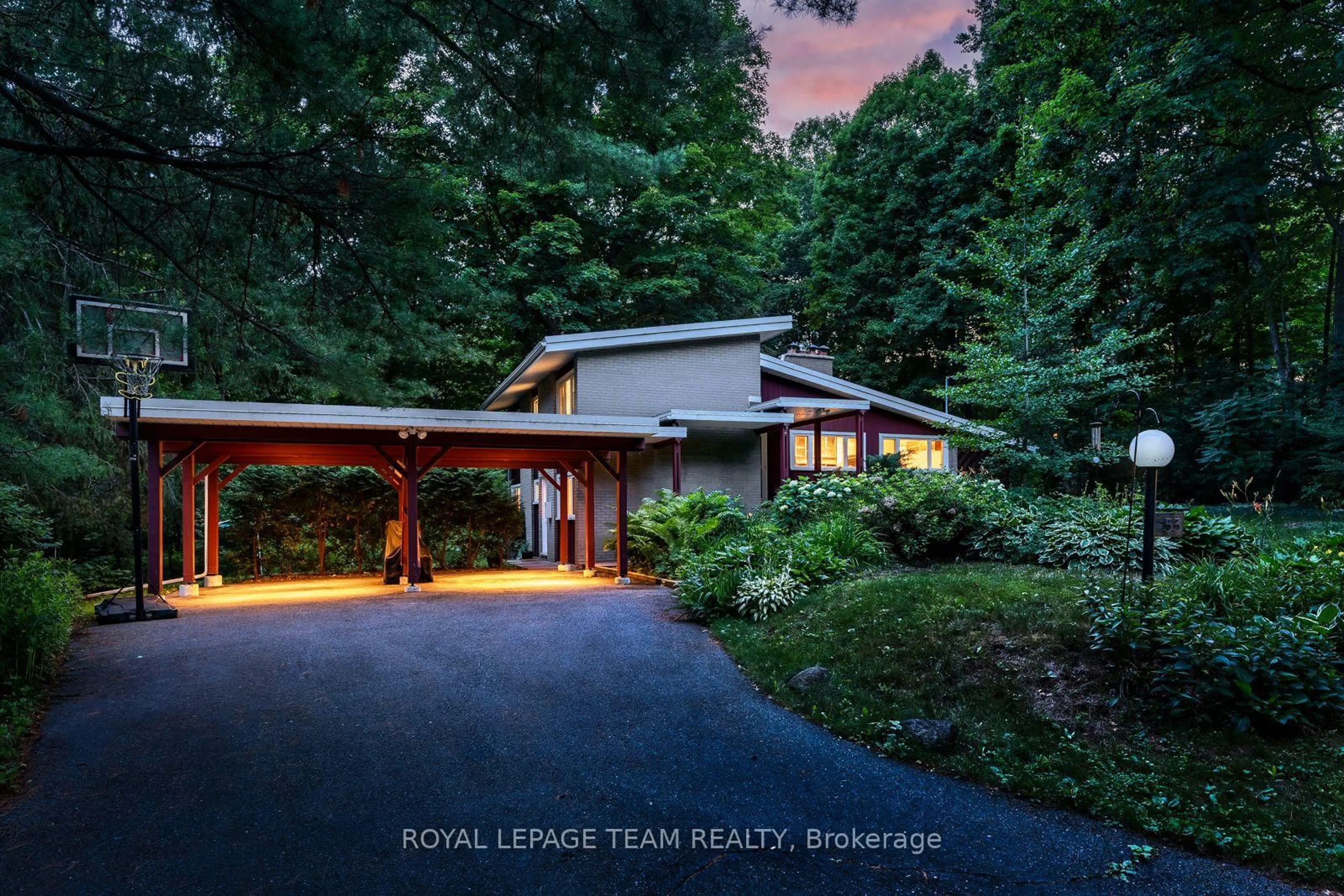 A pic from outside/outdoor area/front of a property/back of a property/a pic from drone, water/lake/river/ocean view for 53 Oriole Dr, Ottawa Ontario K1J 7E8