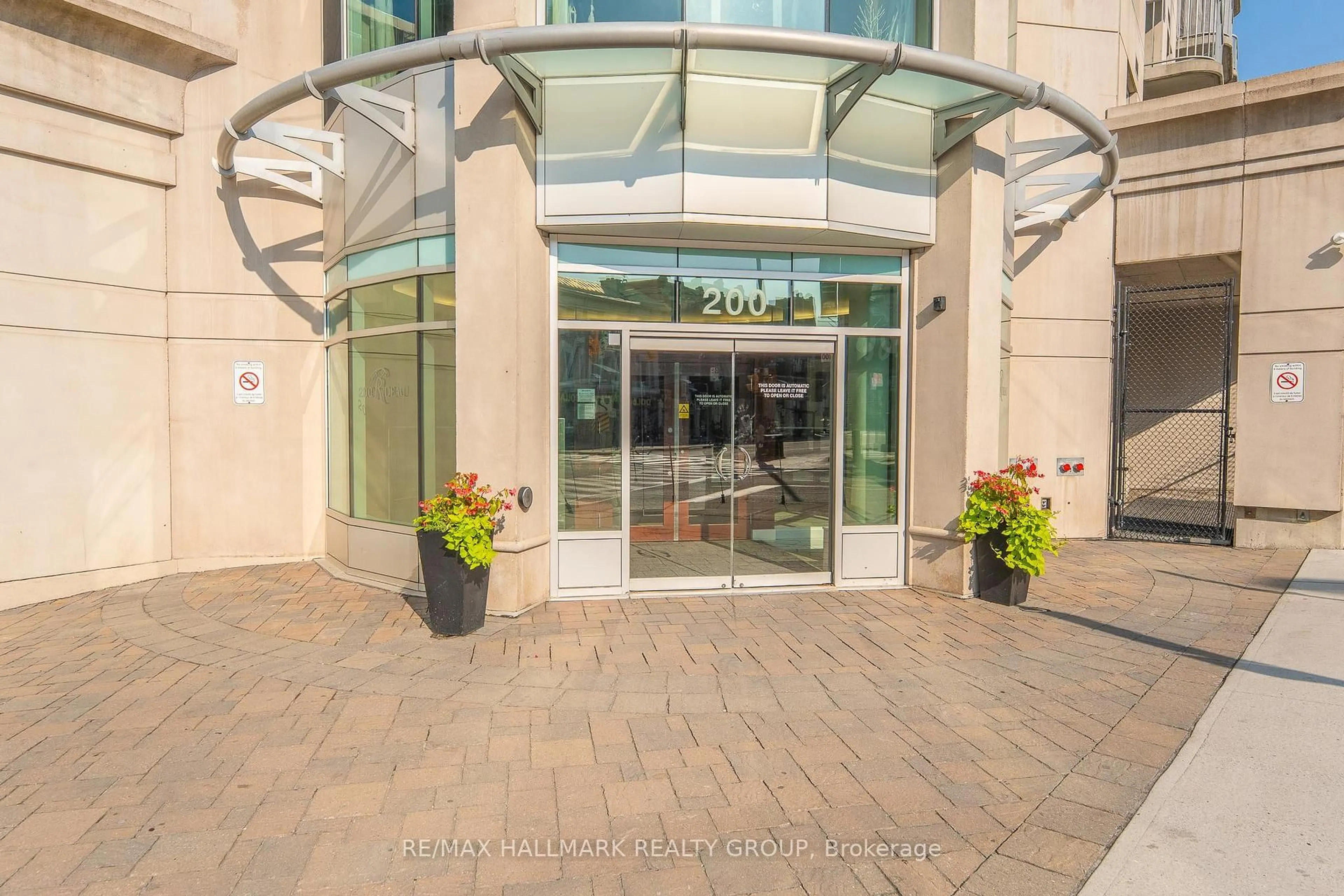 Indoor foyer for 200 Rideau St #911, Ottawa Ontario K1N 5Y1