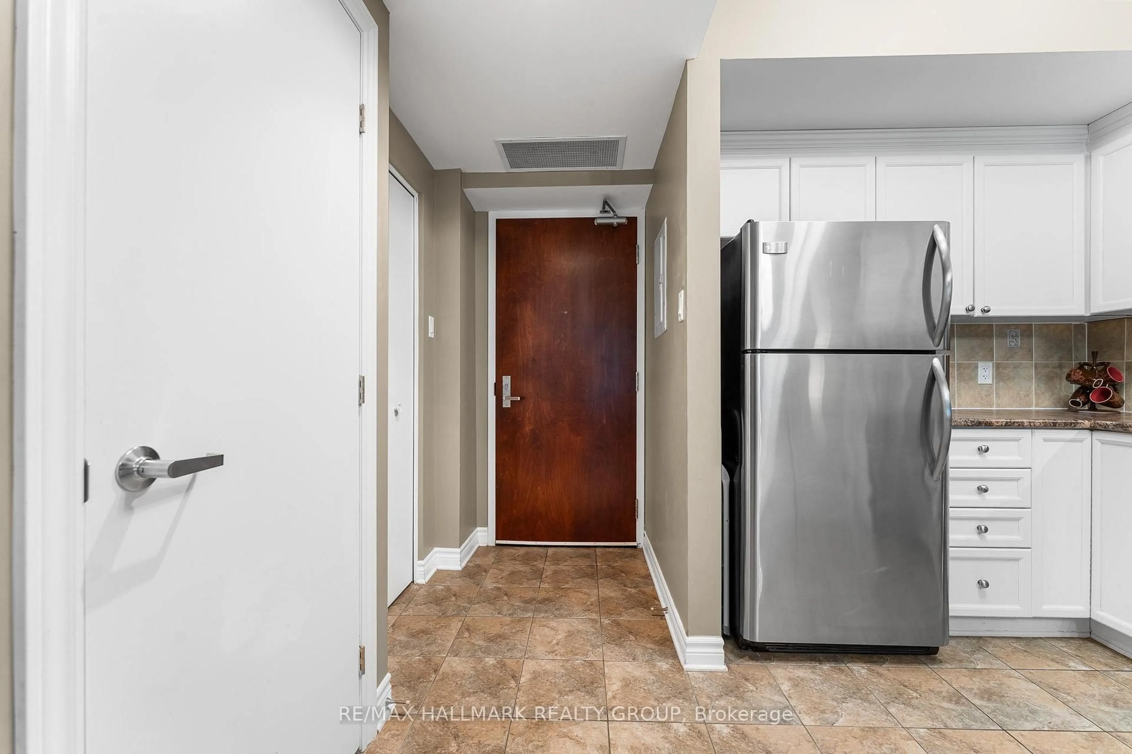 Indoor entryway for 200 Rideau St #911, Ottawa Ontario K1N 5Y1