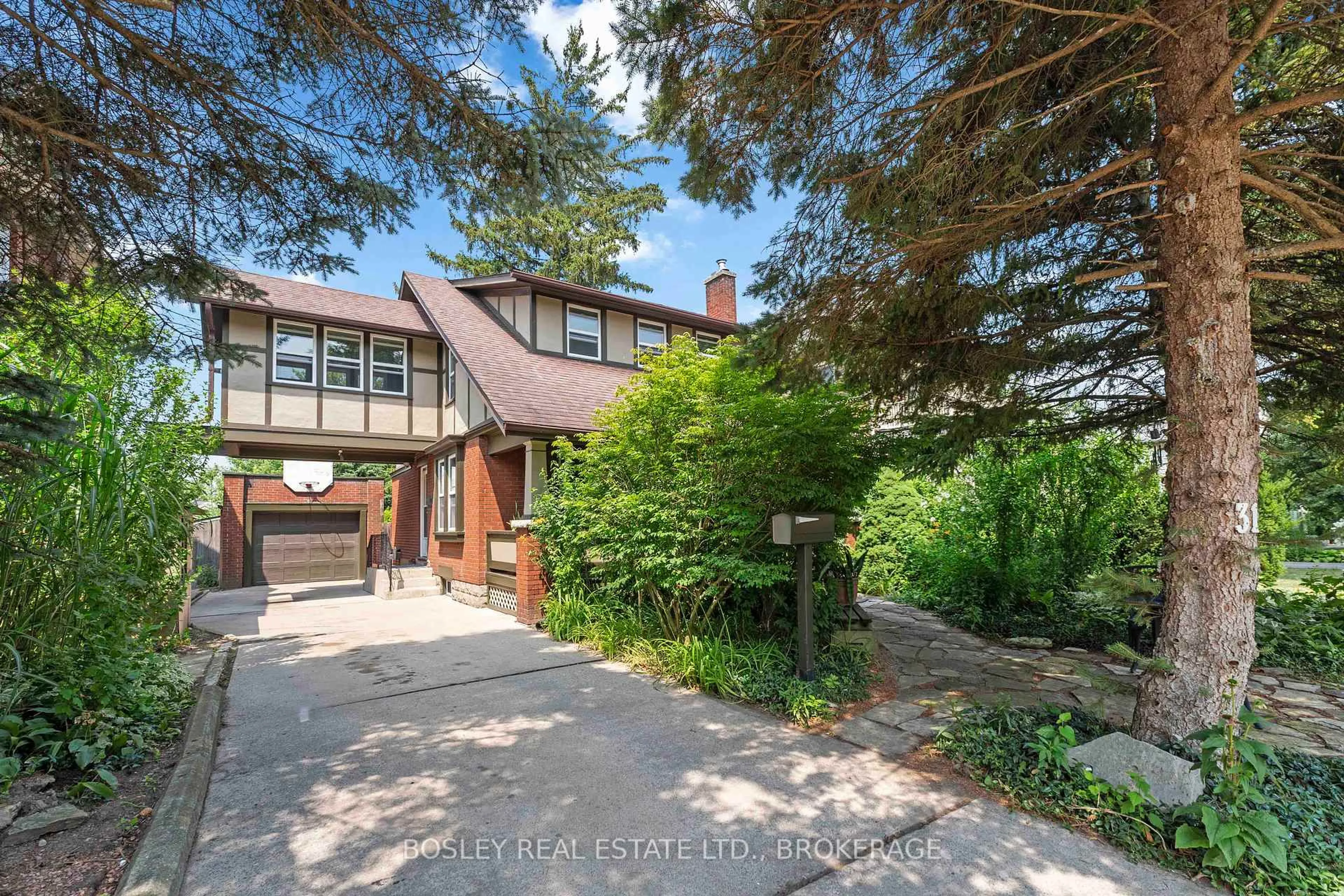 A pic from outside/outdoor area/front of a property/back of a property/a pic from drone, street for 31 Welland St, Thorold Ontario L2V 2B3