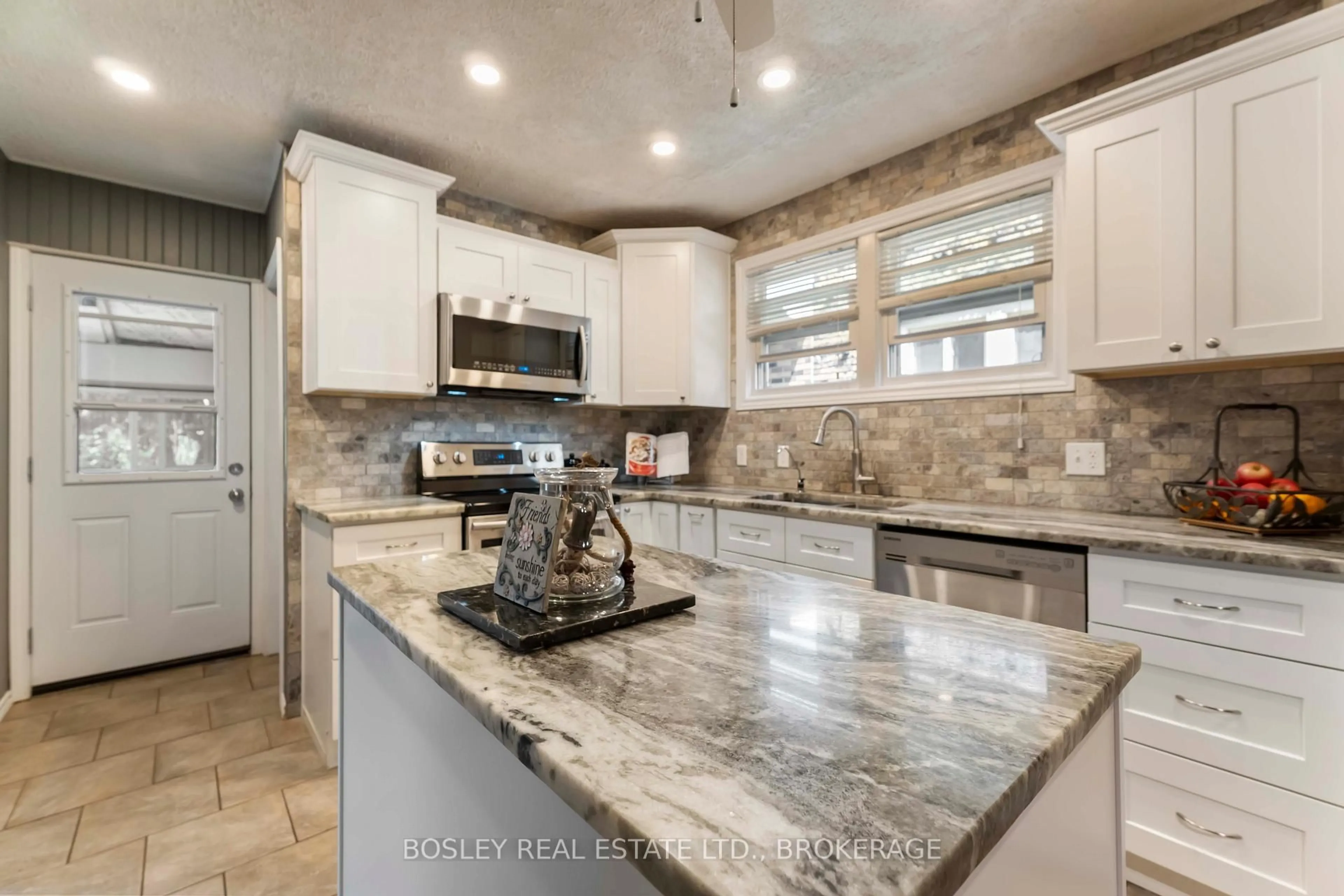Open concept kitchen, ceramic/tile floor for 31 Welland St, Thorold Ontario L2V 2B3
