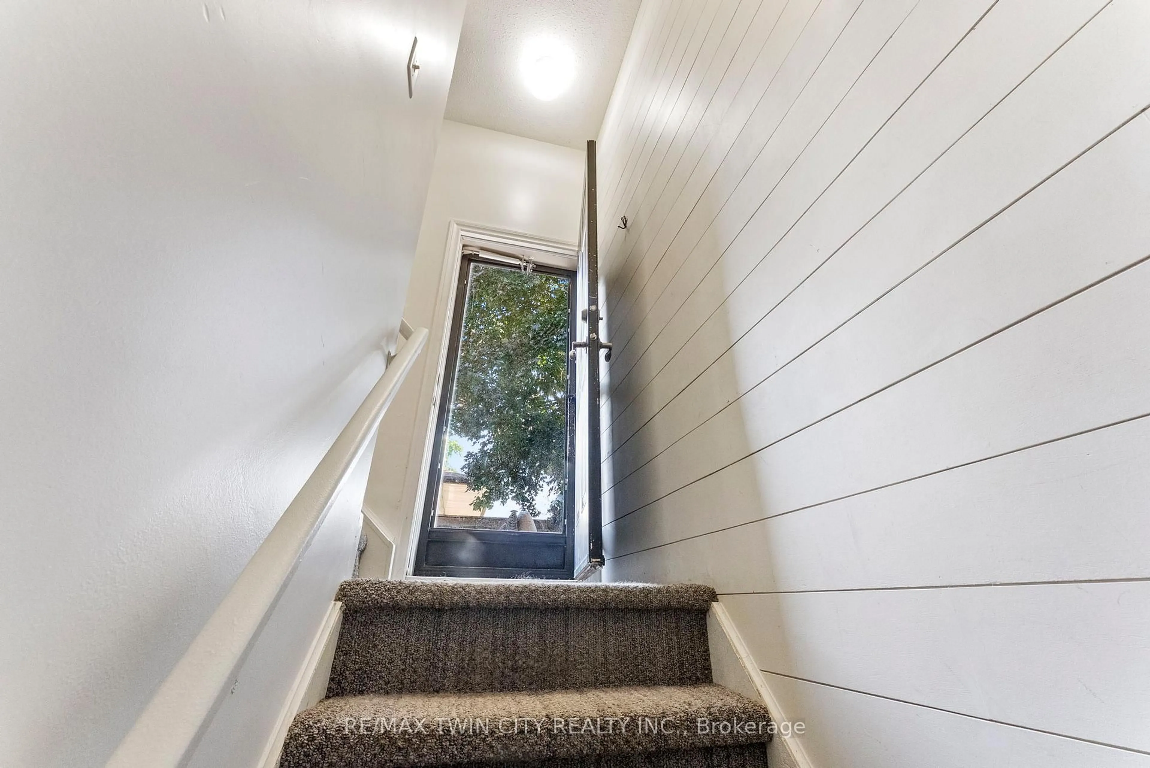 Stairs for 10 Kent Rd, Brantford Ontario N3R 5G6