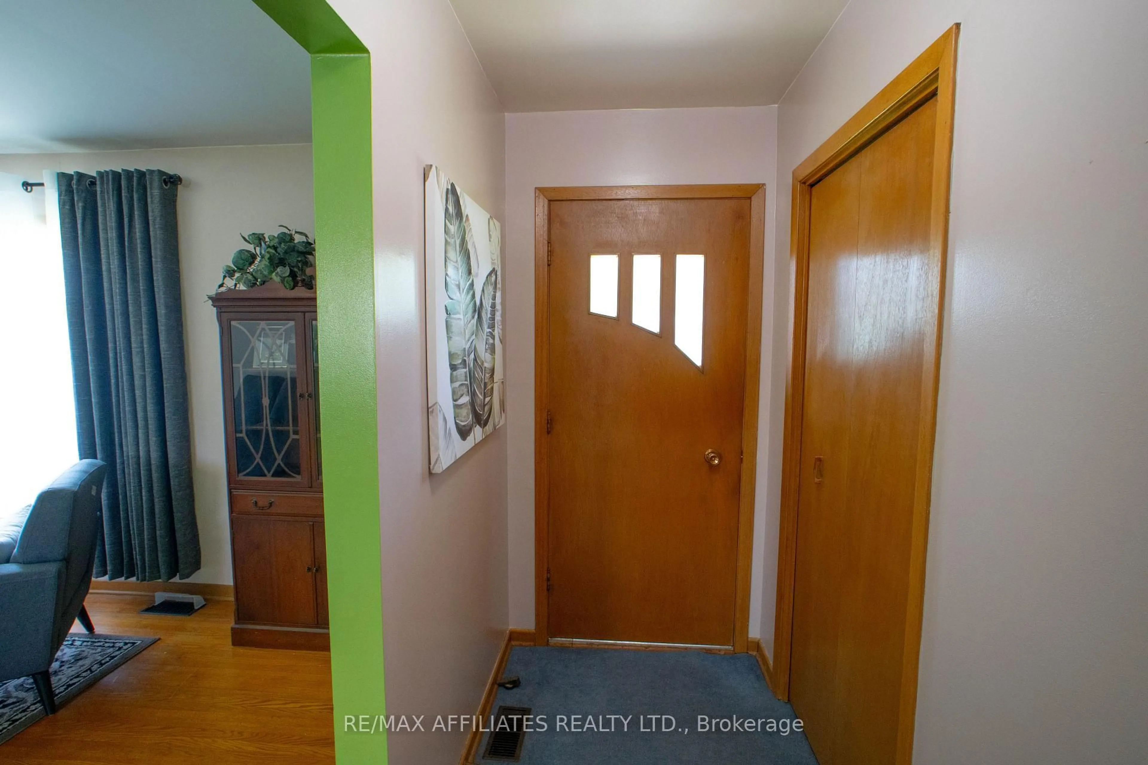 Indoor entryway for 195 Isabella St, Smiths Falls Ontario K7A 4A8