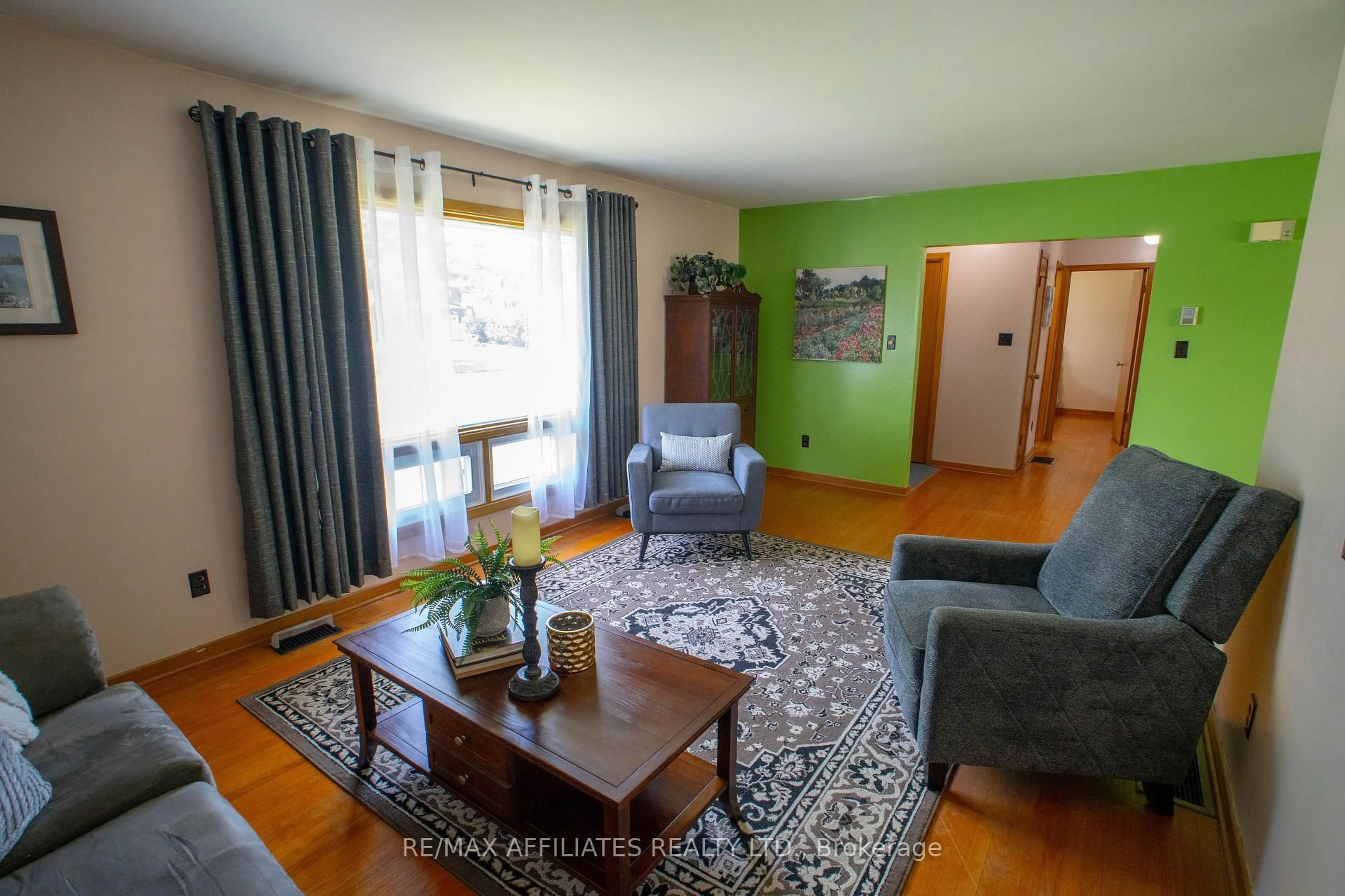 Living room with furniture, wood/laminate floor for 195 Isabella St, Smiths Falls Ontario K7A 4A8