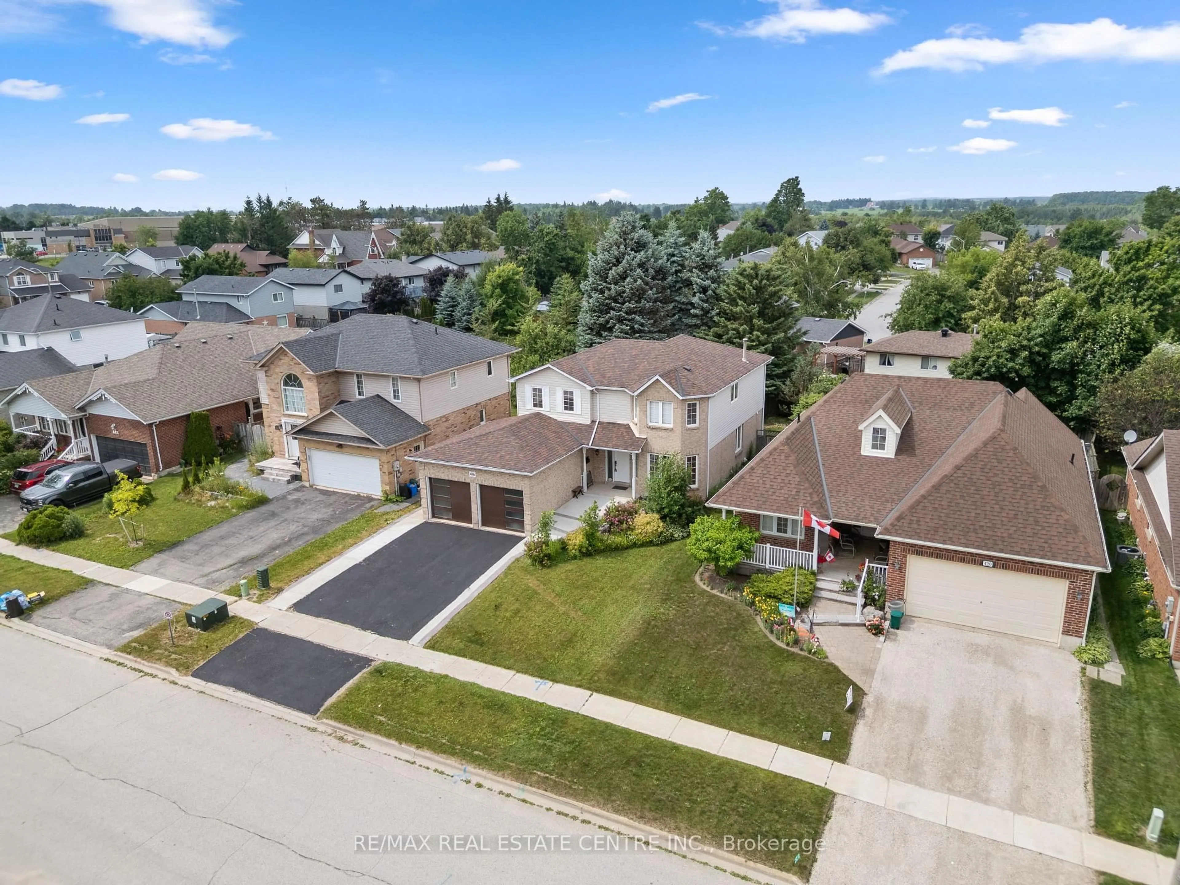 A pic from outside/outdoor area/front of a property/back of a property/a pic from drone, street for 416 Olde Village Lane, Shelburne Ontario L9V 3A4