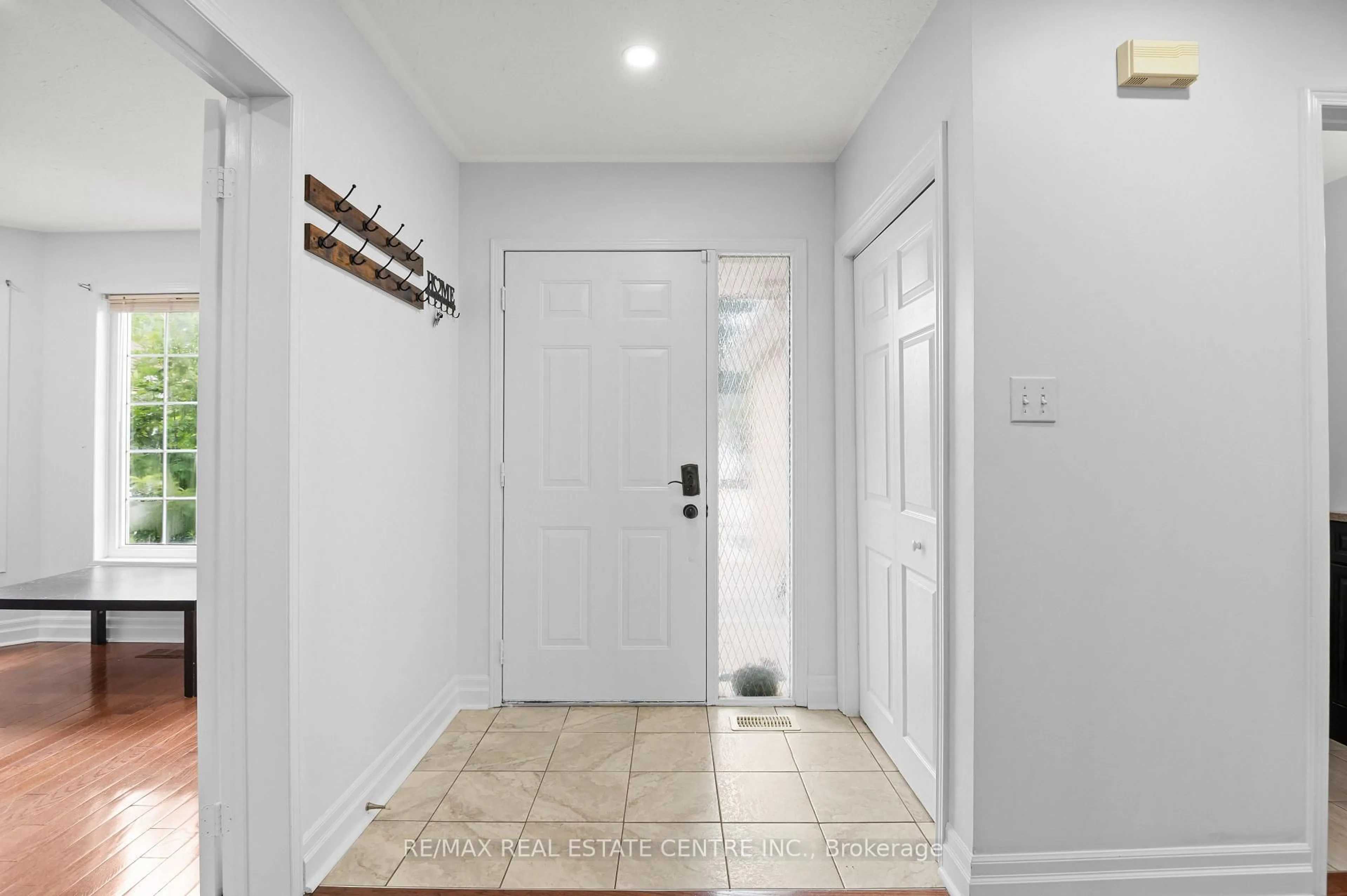 Indoor entryway for 416 Olde Village Lane, Shelburne Ontario L9V 3A4