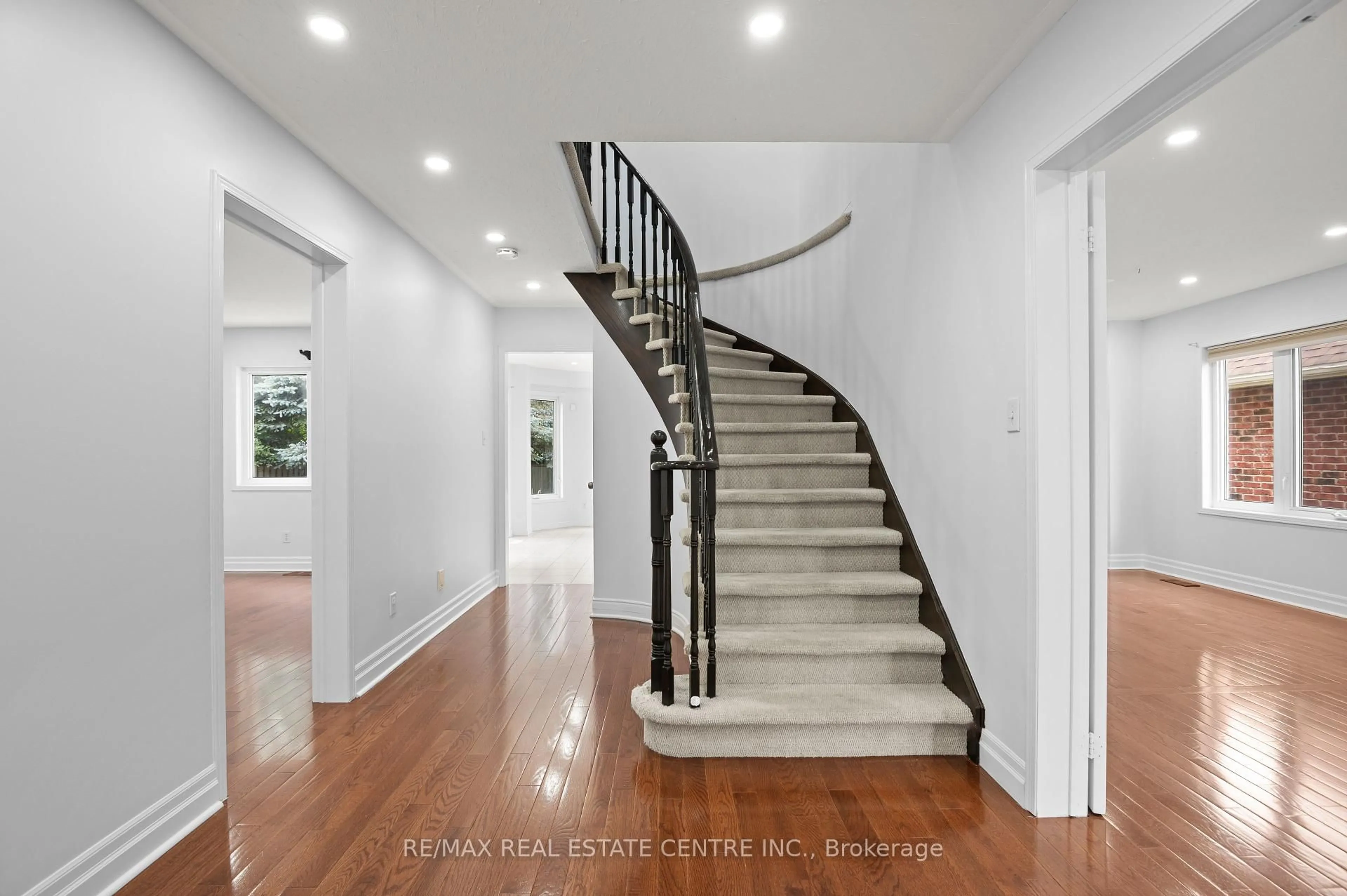 Stairs for 416 Olde Village Lane, Shelburne Ontario L9V 3A4