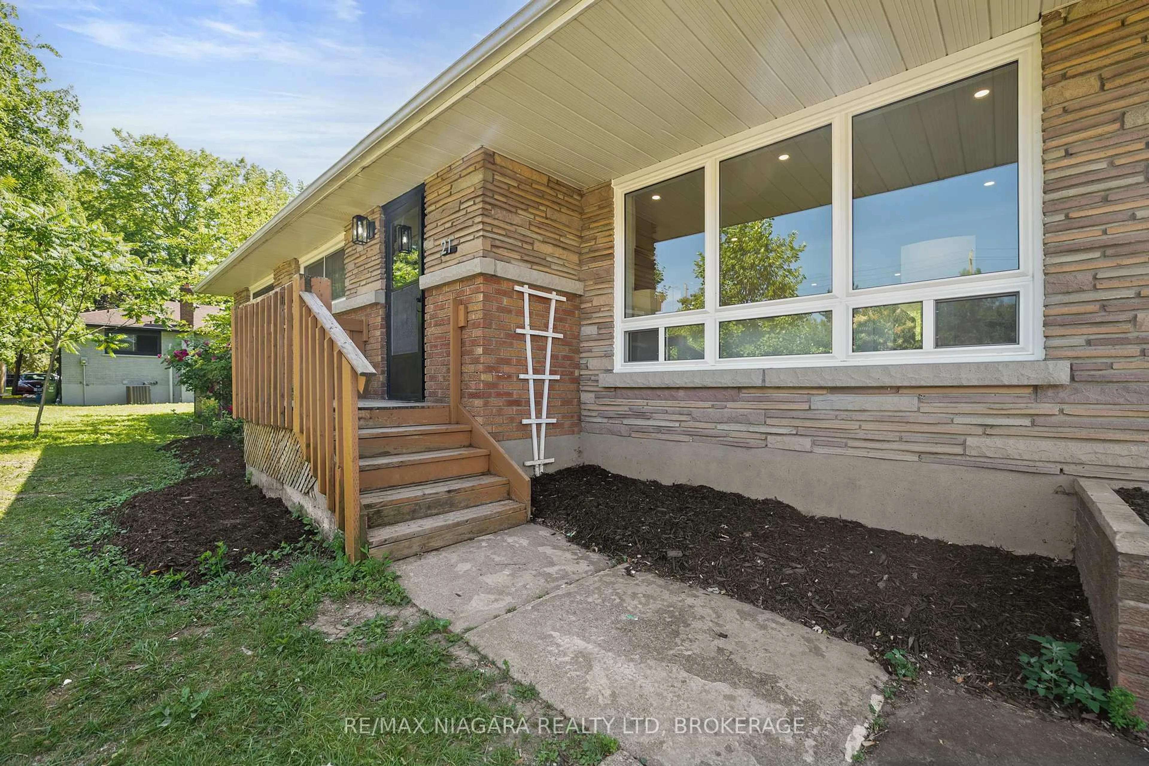 Home with brick exterior material, street for 21 Brookdale Ave, St. Catharines Ontario L2T 2T4