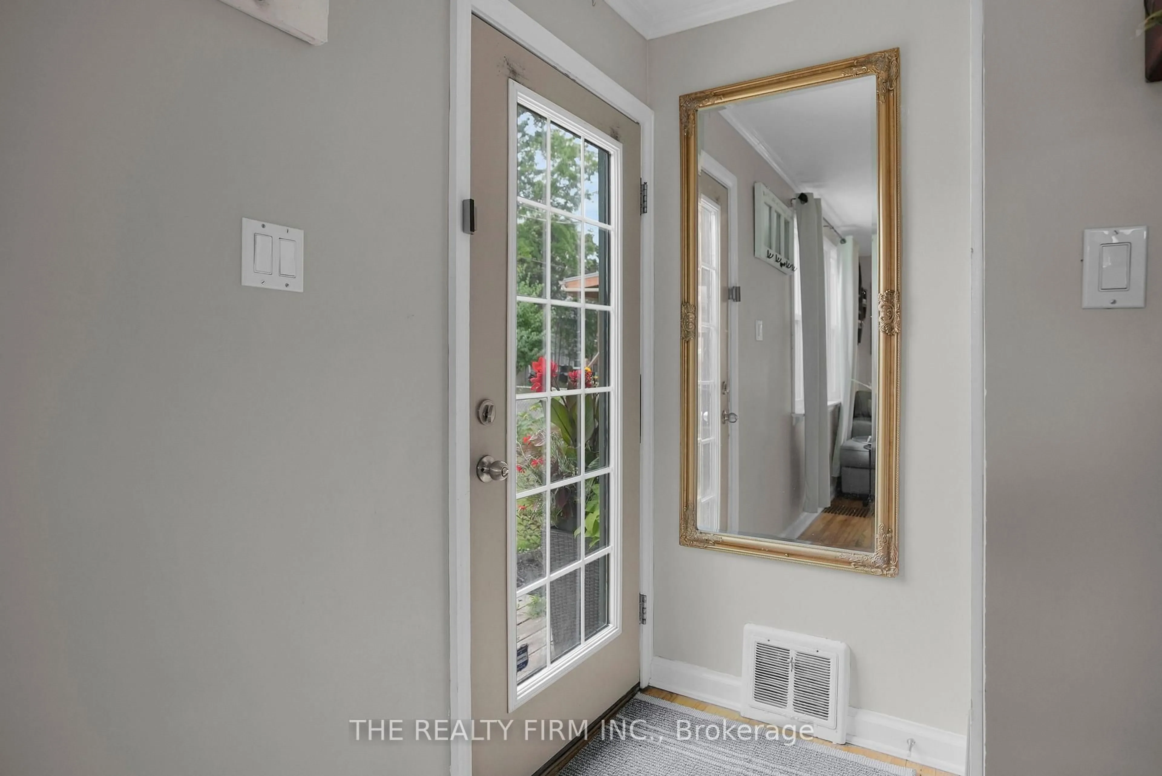 Indoor entryway for 136 Barker St, London East Ontario N5Y 1Y1