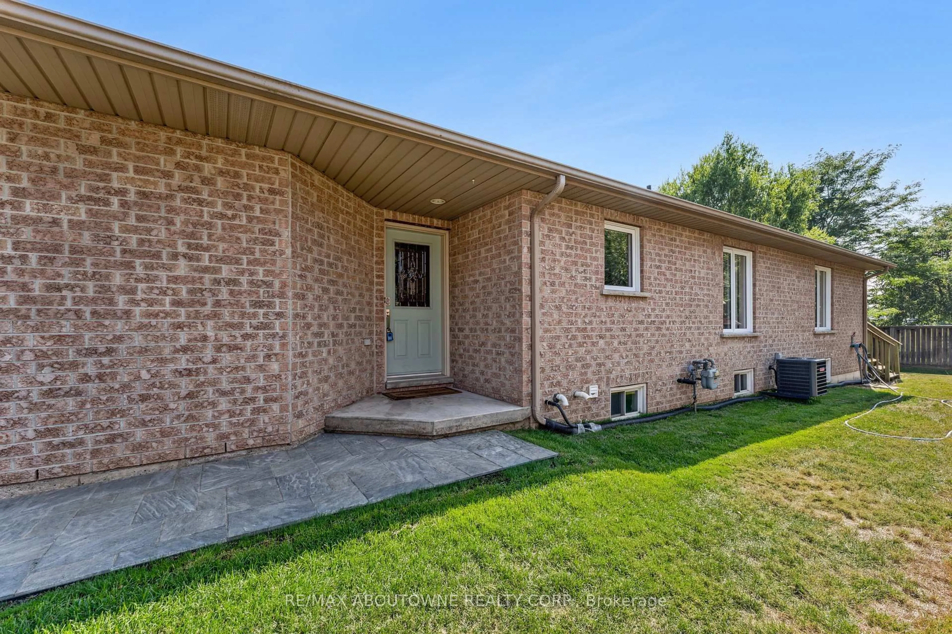 Home with brick exterior material, street for 66 Bridgewater Crt, Welland Ontario L3C 7M6