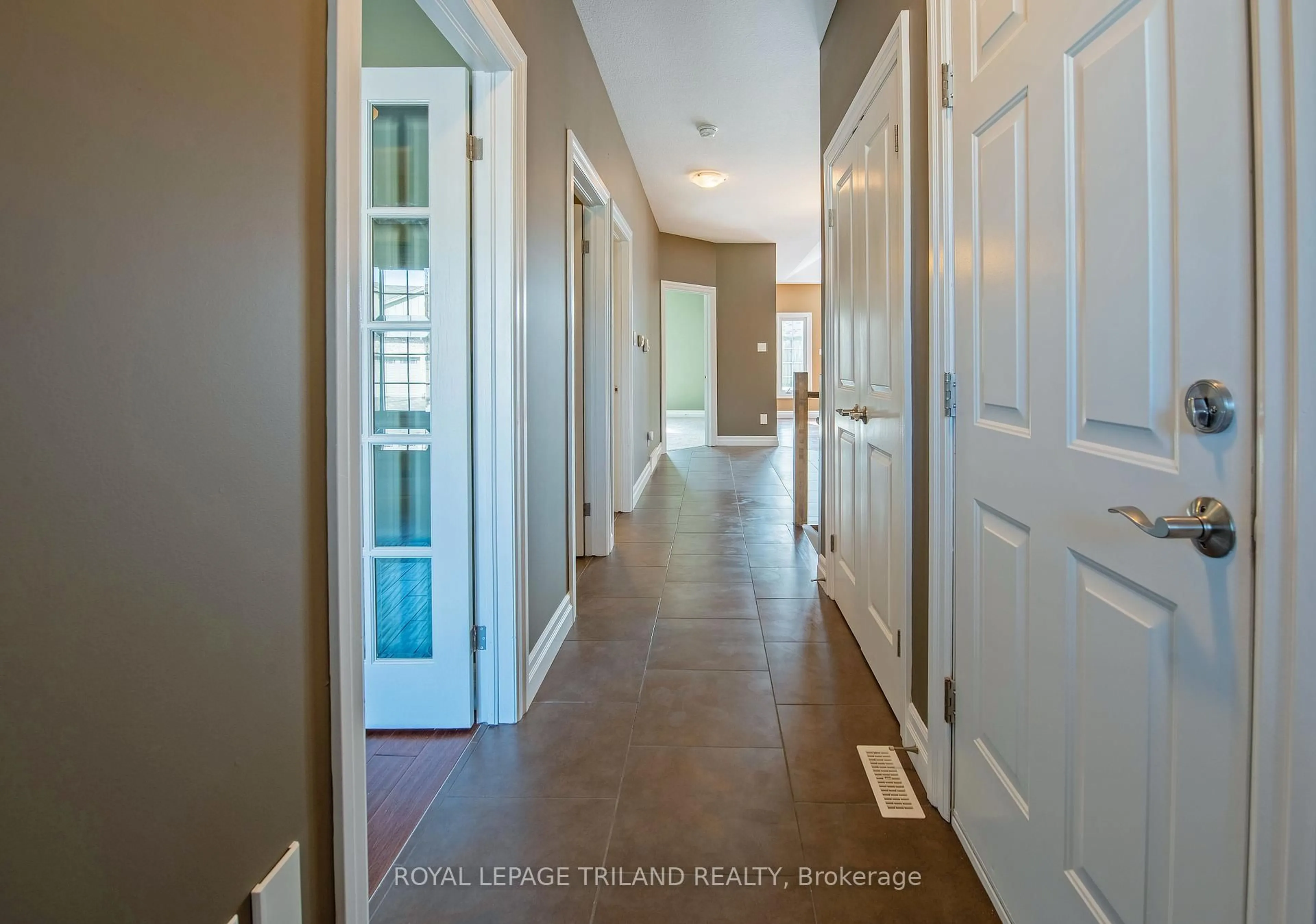 Indoor entryway for 1571 Coronation Dr #9, London North Ontario N6G 5N9