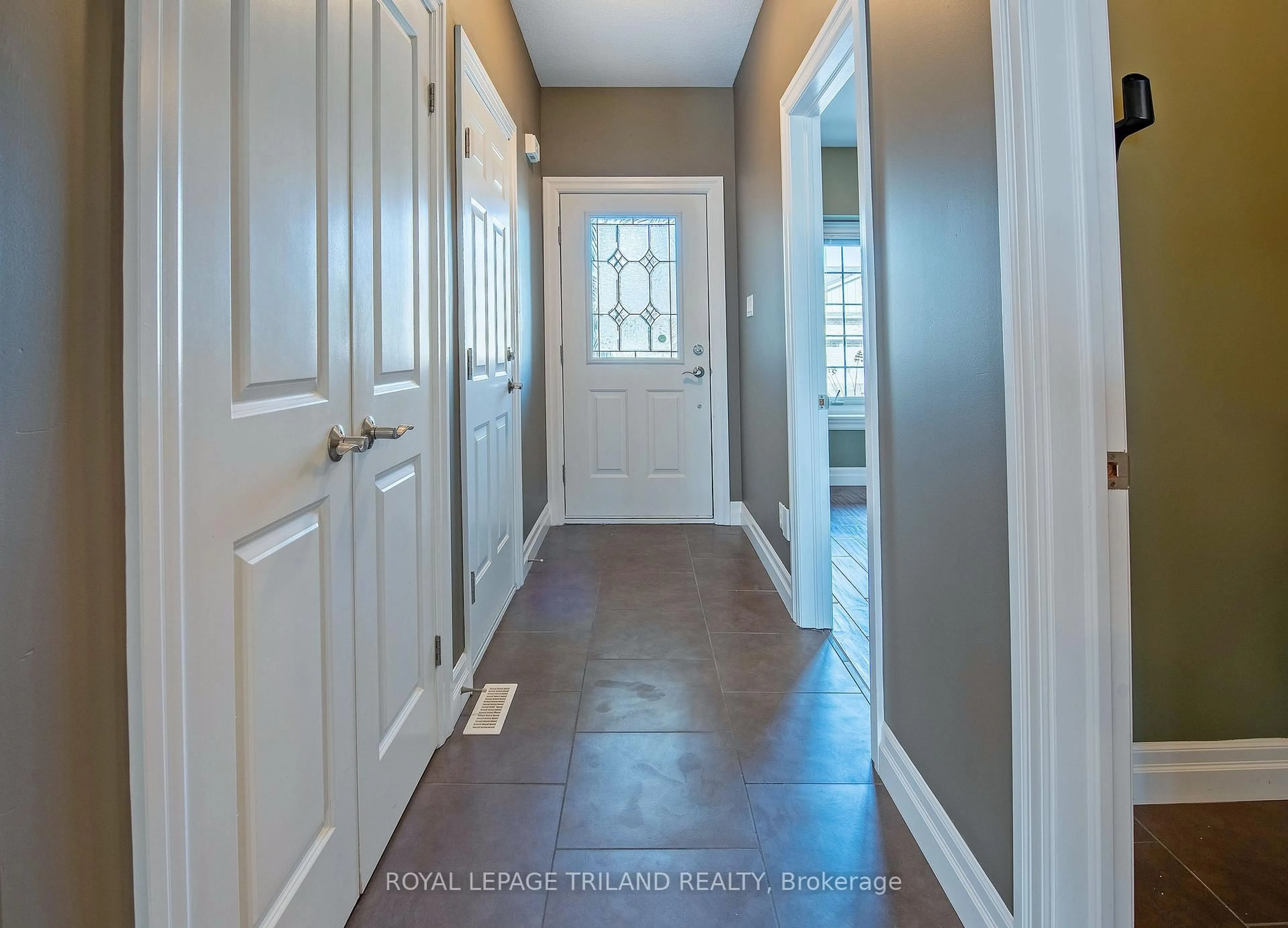 Indoor entryway for 1571 Coronation Dr #9, London North Ontario N6G 5N9