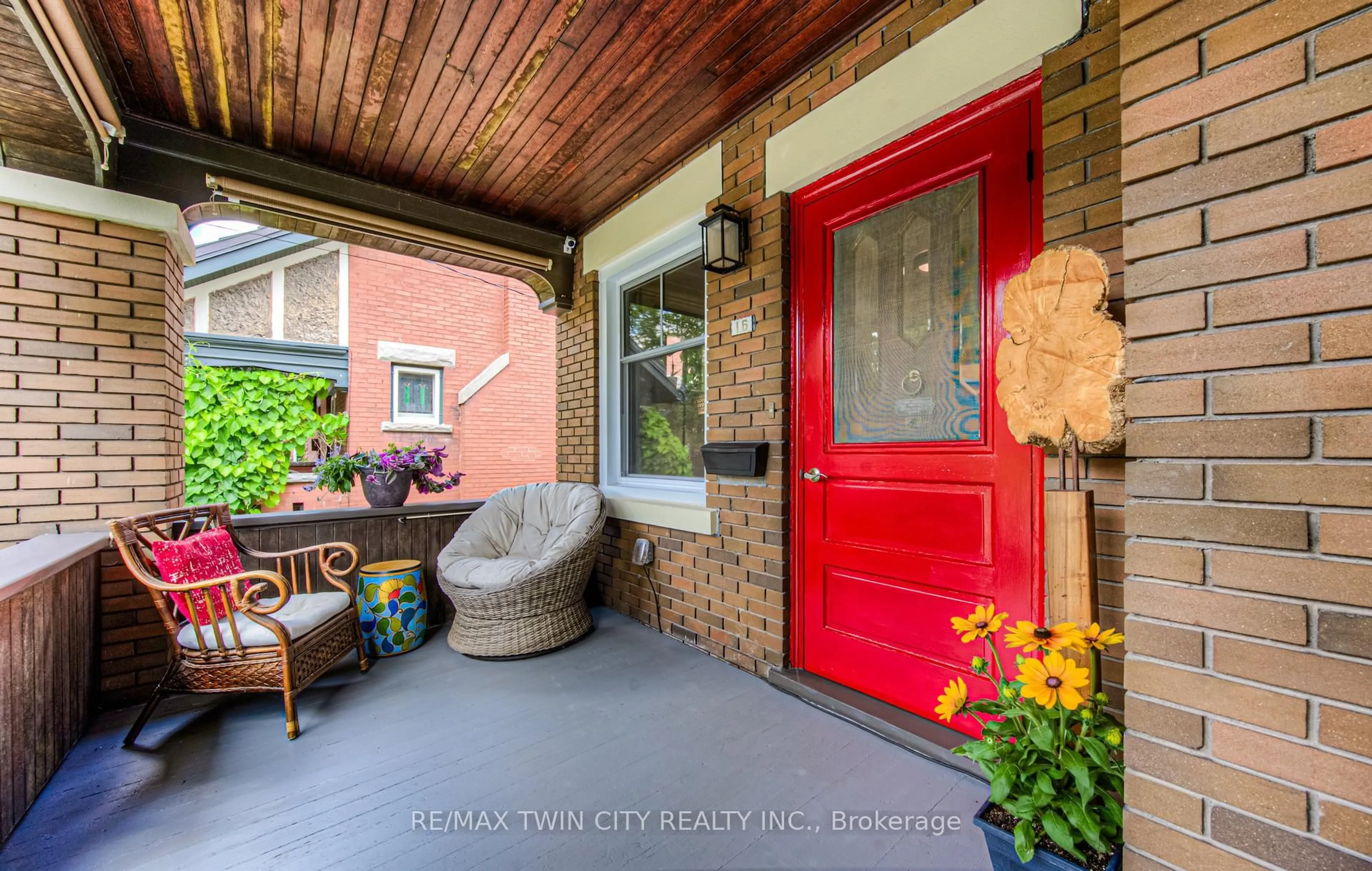 Indoor entryway for 16 Lydia St, Kitchener Ontario N2H 1V3