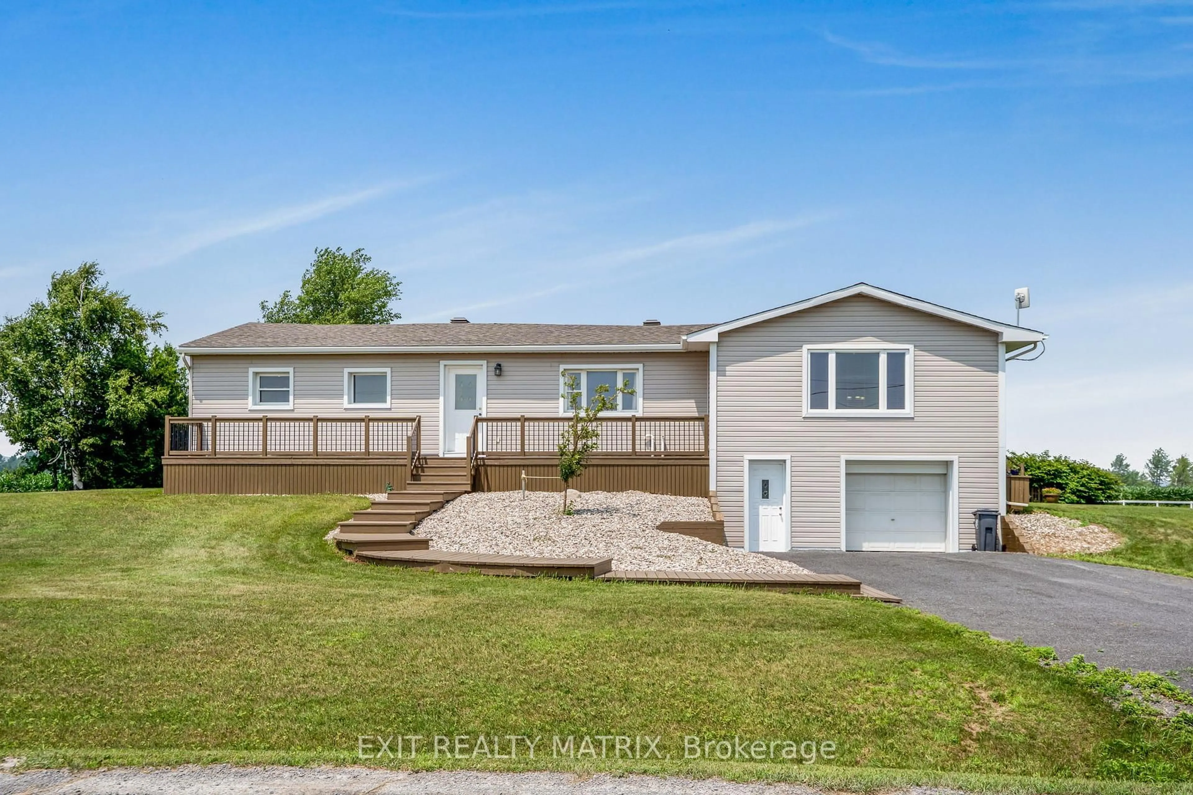 Home with vinyl exterior material, unknown for 865 9th Concession, Alfred and Plantagenet Ontario L9P 1R3