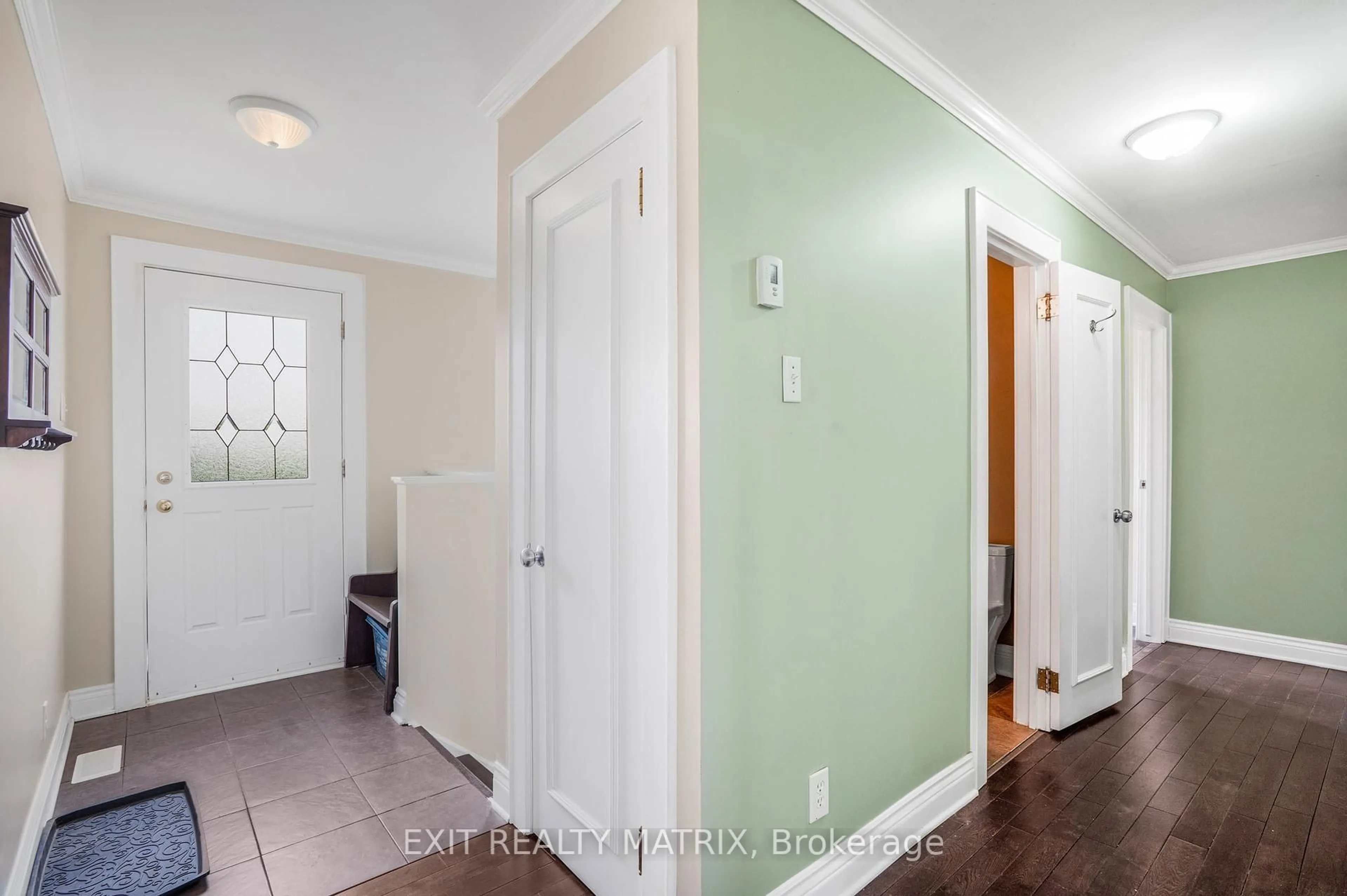 Indoor entryway for 865 9th Concession, Alfred and Plantagenet Ontario L9P 1R3