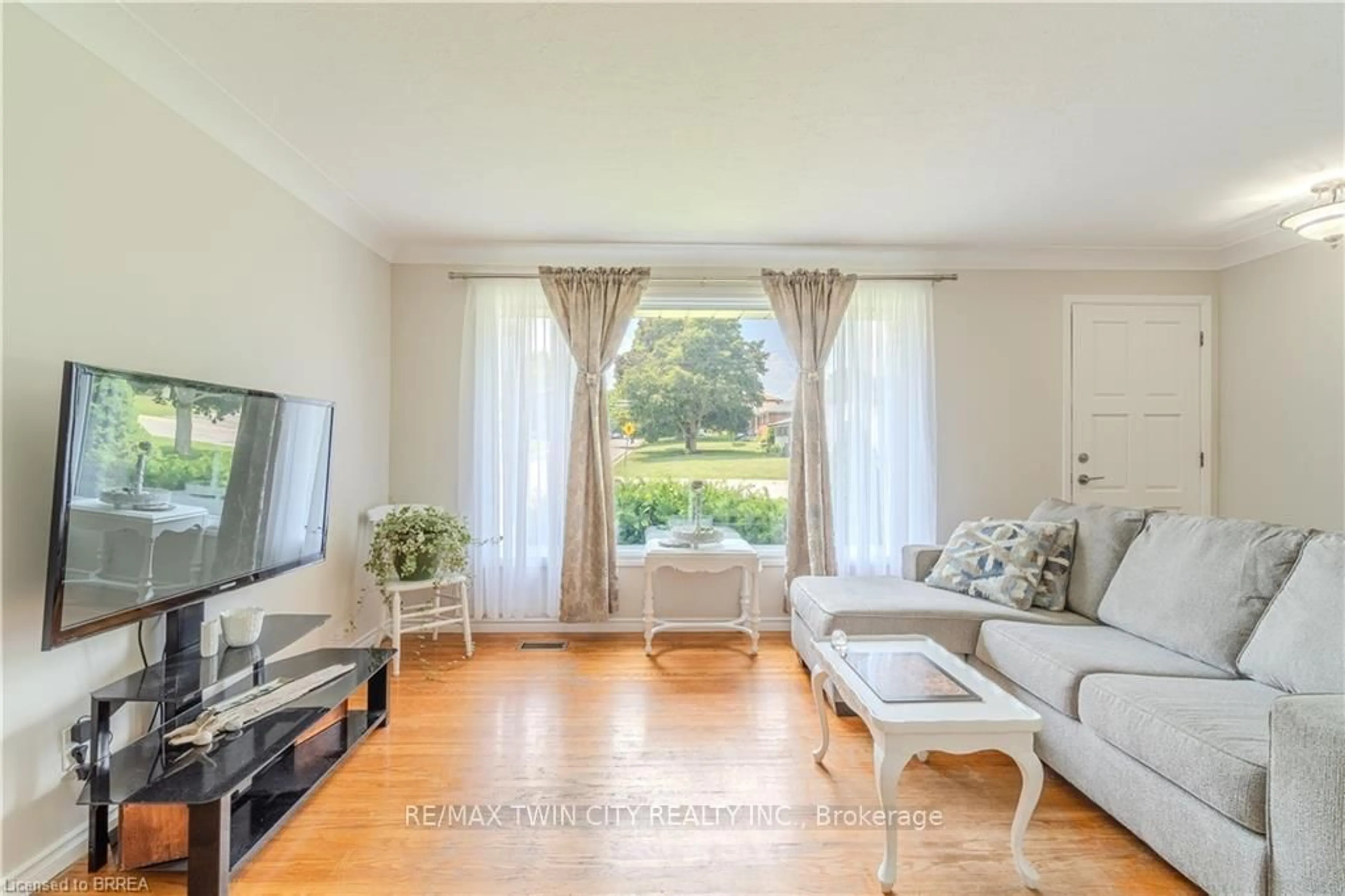 Living room with furniture, unknown for 63 Market St, Brant Ontario N3L 3B1