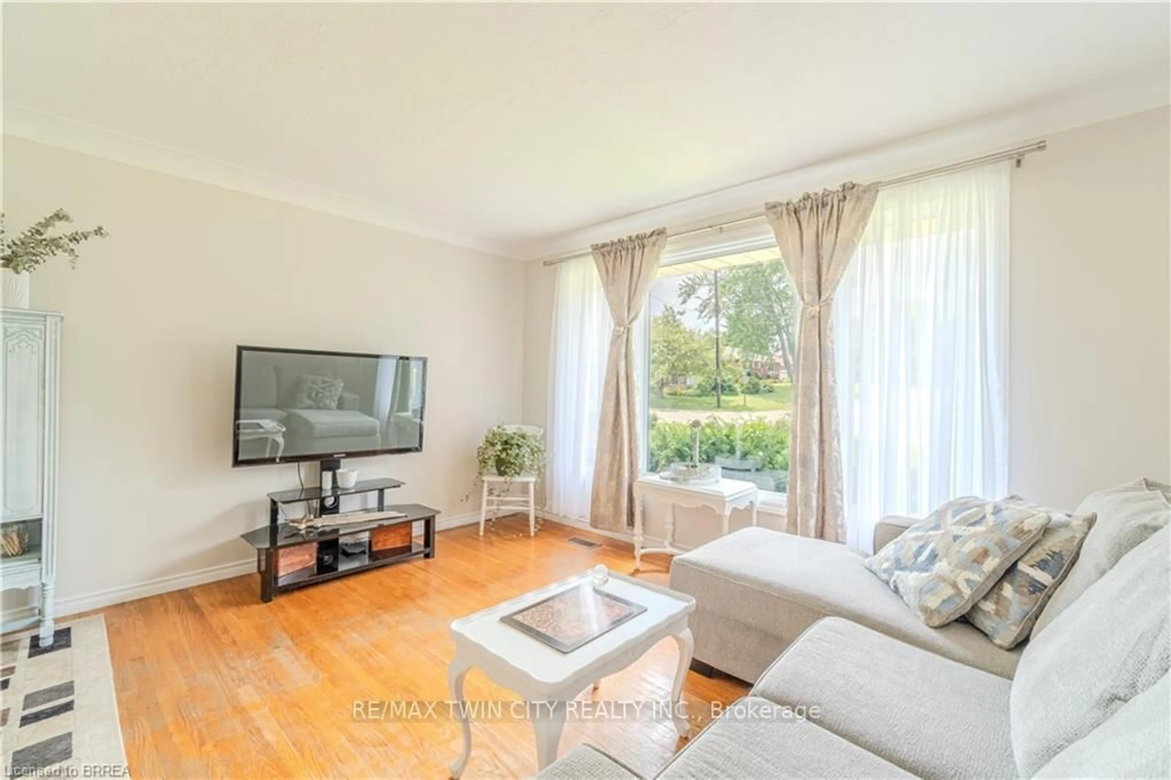 Living room with furniture, wood/laminate floor for 63 Market St, Brant Ontario N3L 3B1