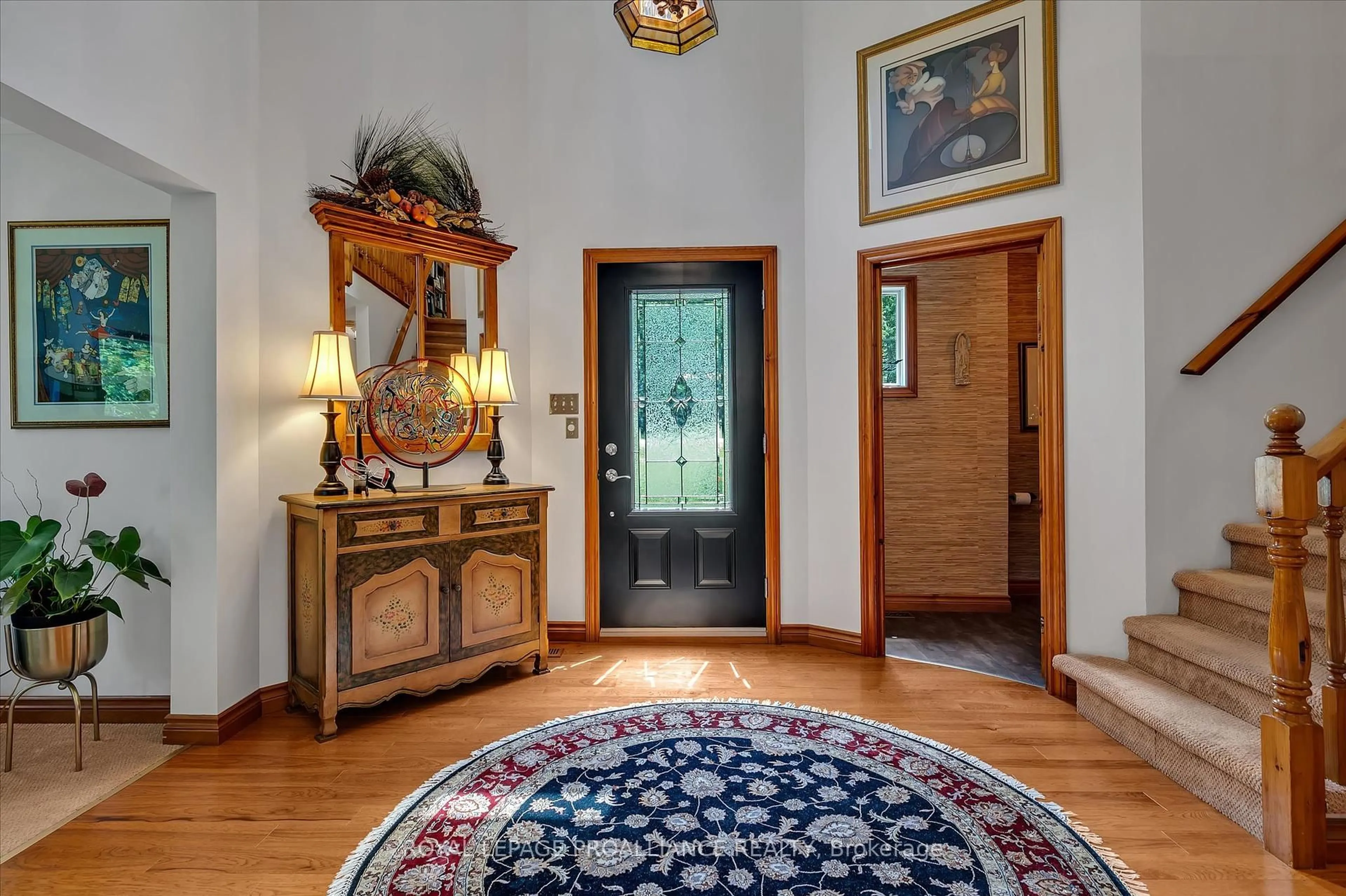 Indoor foyer for 642 Dinsdale St, Selwyn Ontario K0L 1H0