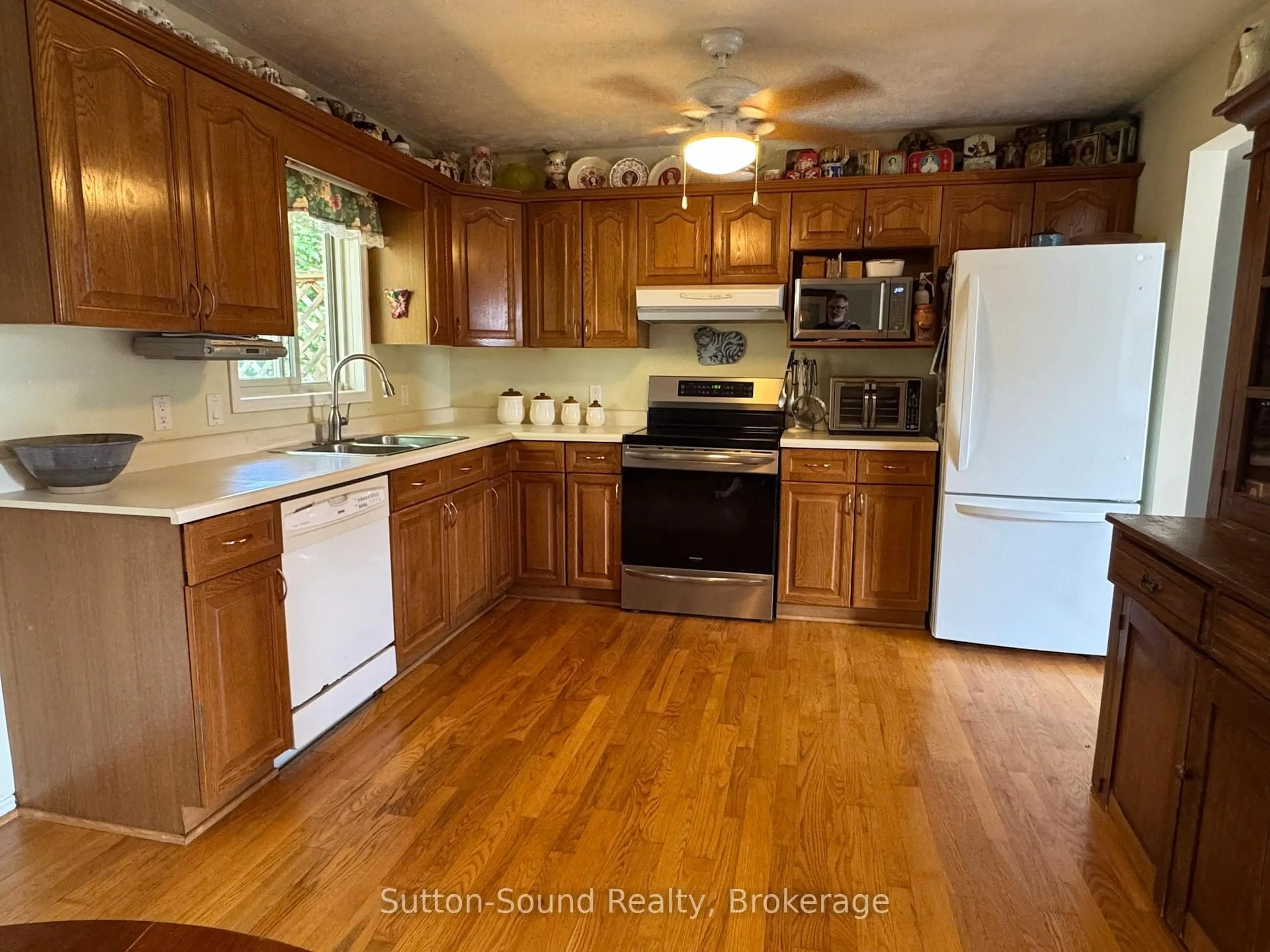 Standard kitchen, unknown for 2620 8th Ave, Owen Sound Ontario N4K 6S5
