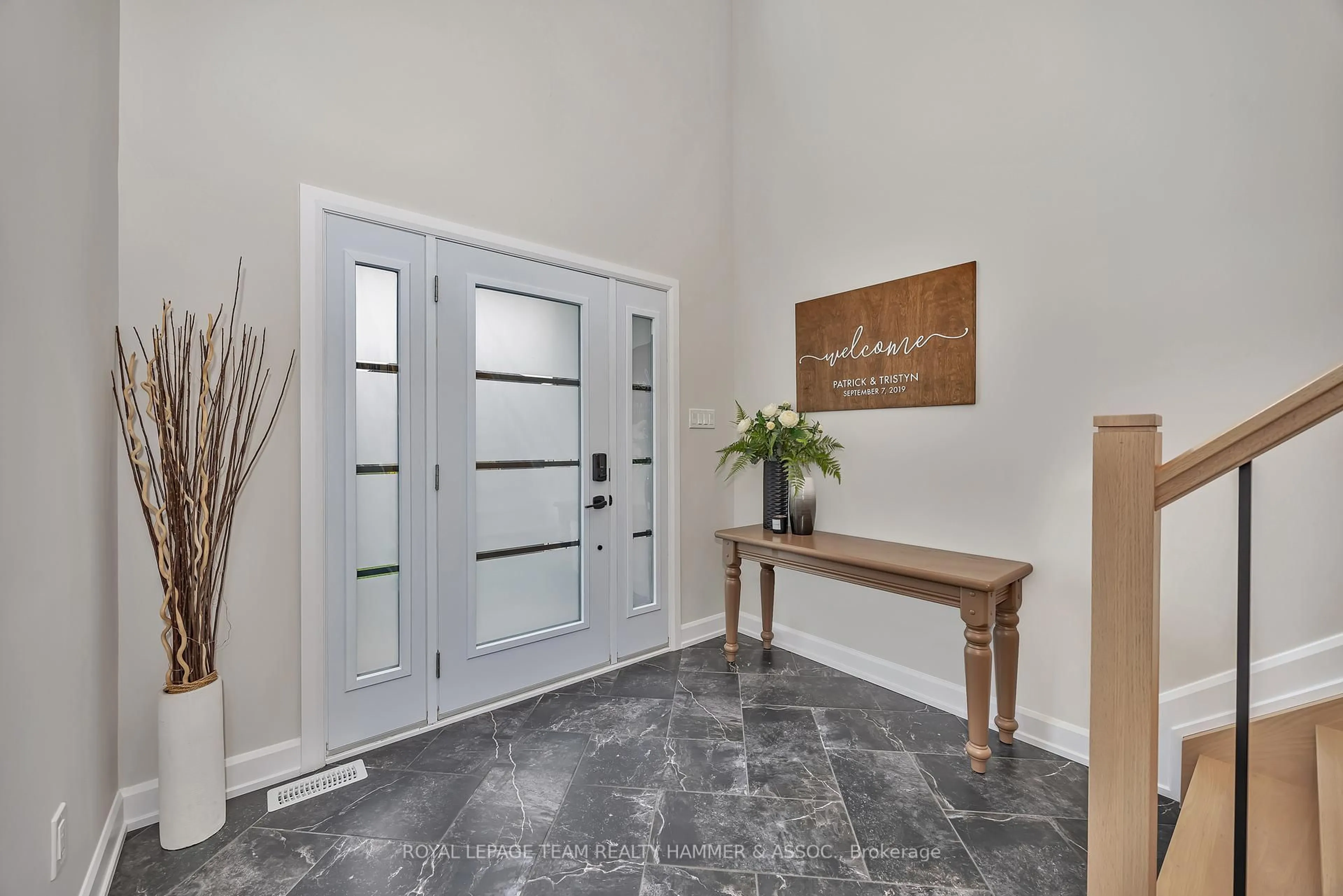 Indoor entryway for 332 Moonlight Dr, Russell Ontario K4R 0L1