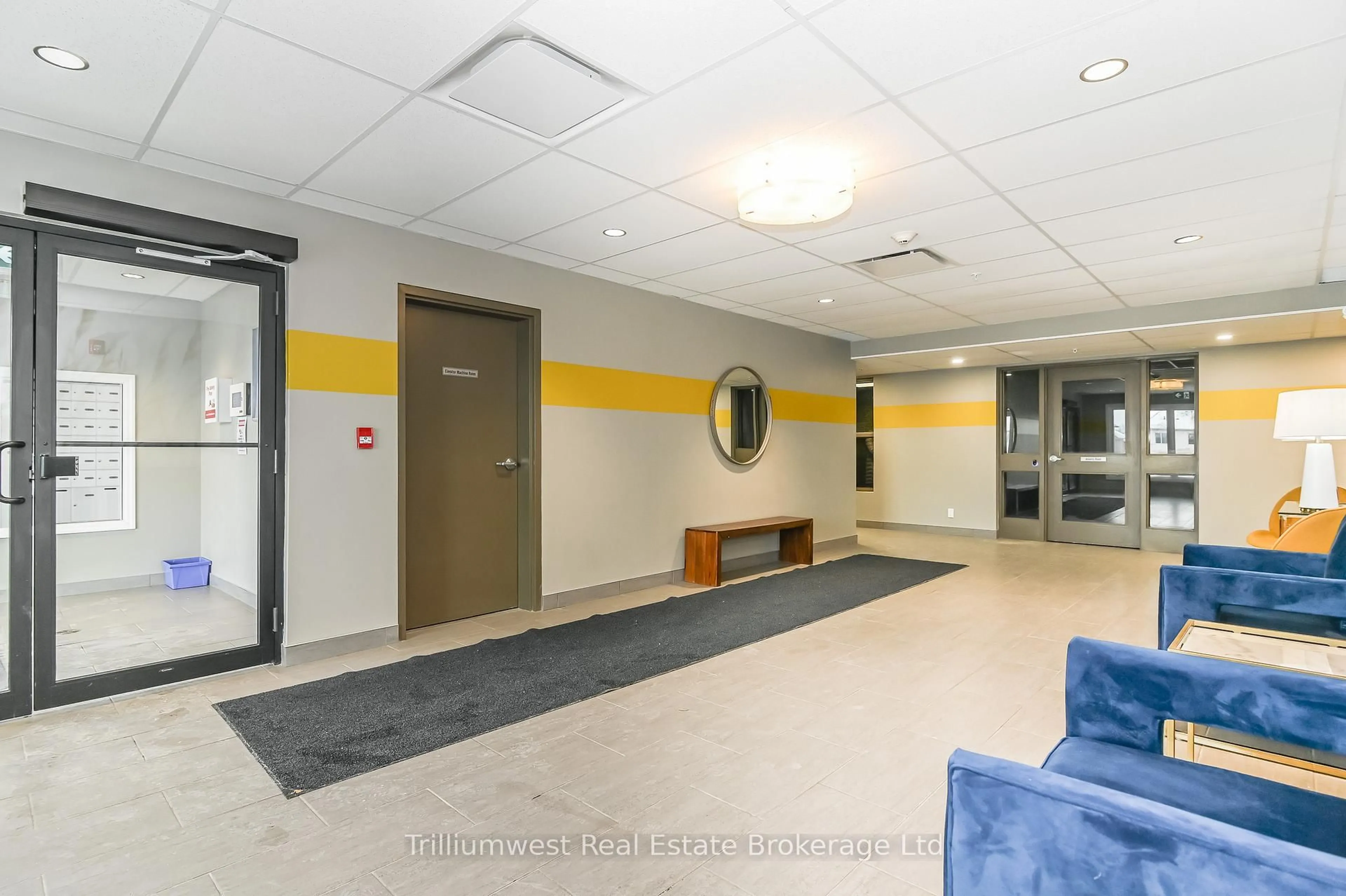 Indoor foyer for 108 Summit Ridge Dr #5, Guelph Ontario N1E 0P8
