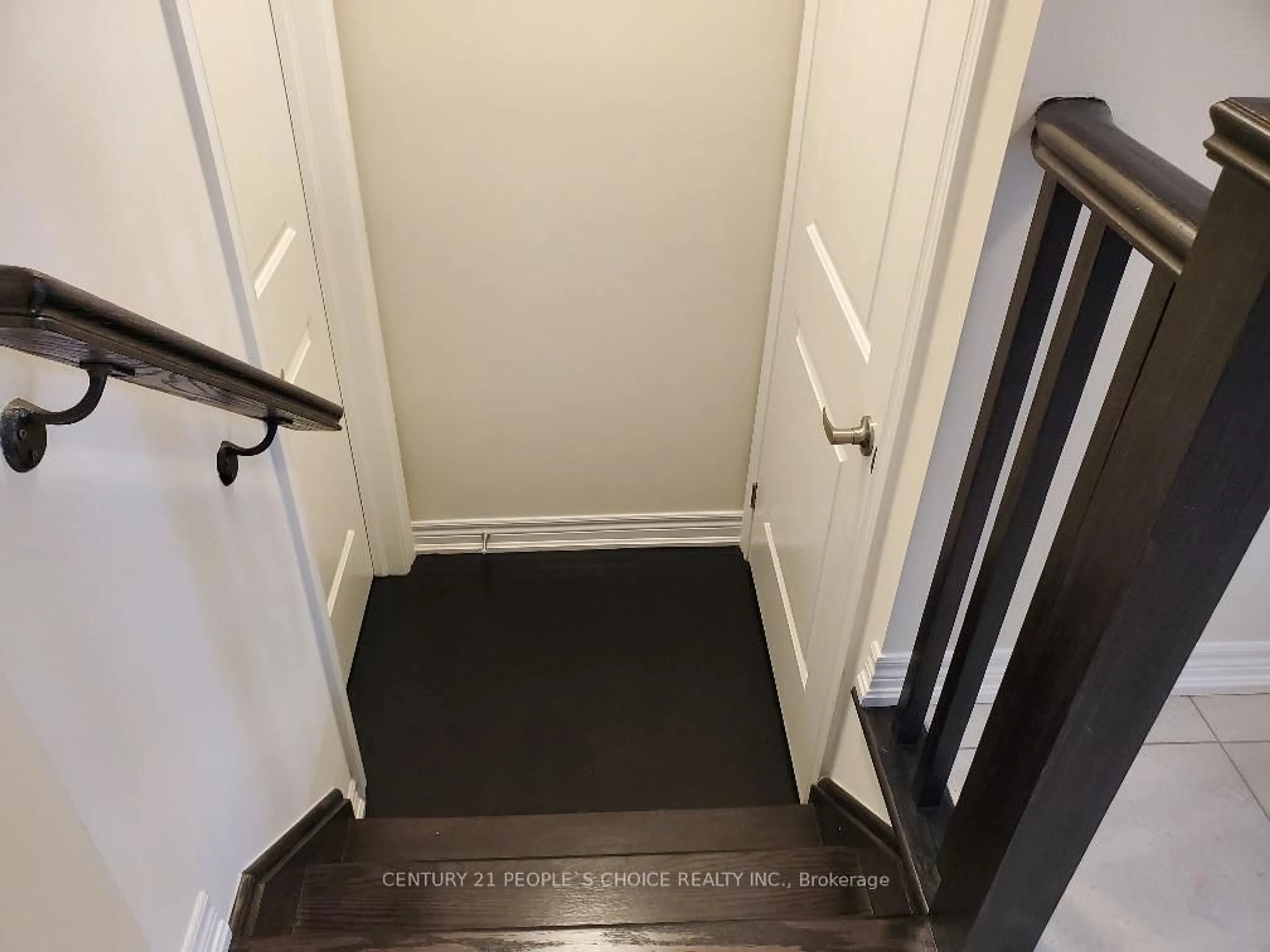Indoor entryway for 85 Gloria St, Kitchener Ontario N2R 0R4
