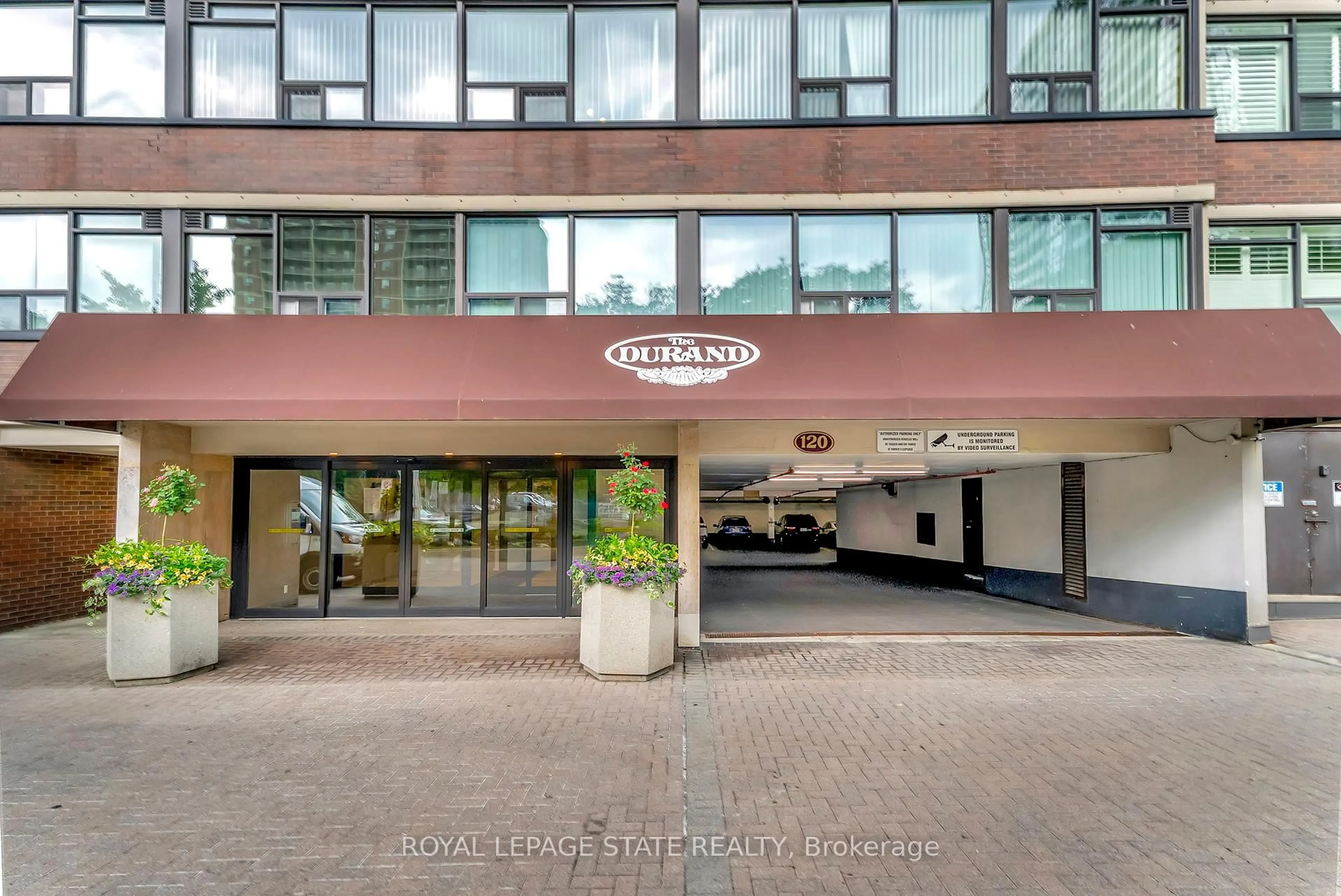 Indoor foyer for 120 Duke St #1401, Hamilton Ontario L8P 4T1