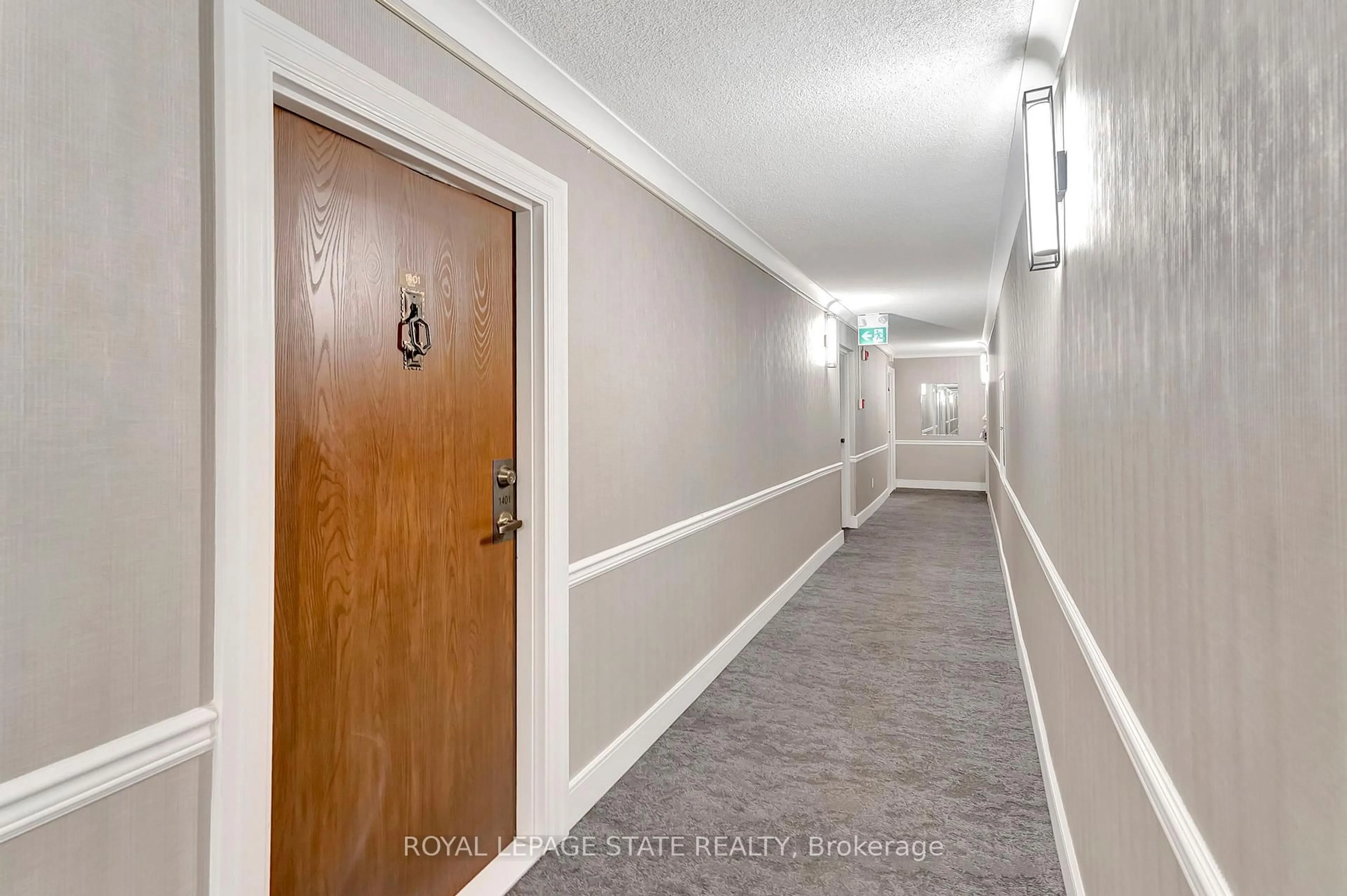 Indoor foyer for 120 Duke St #1401, Hamilton Ontario L8P 4T1