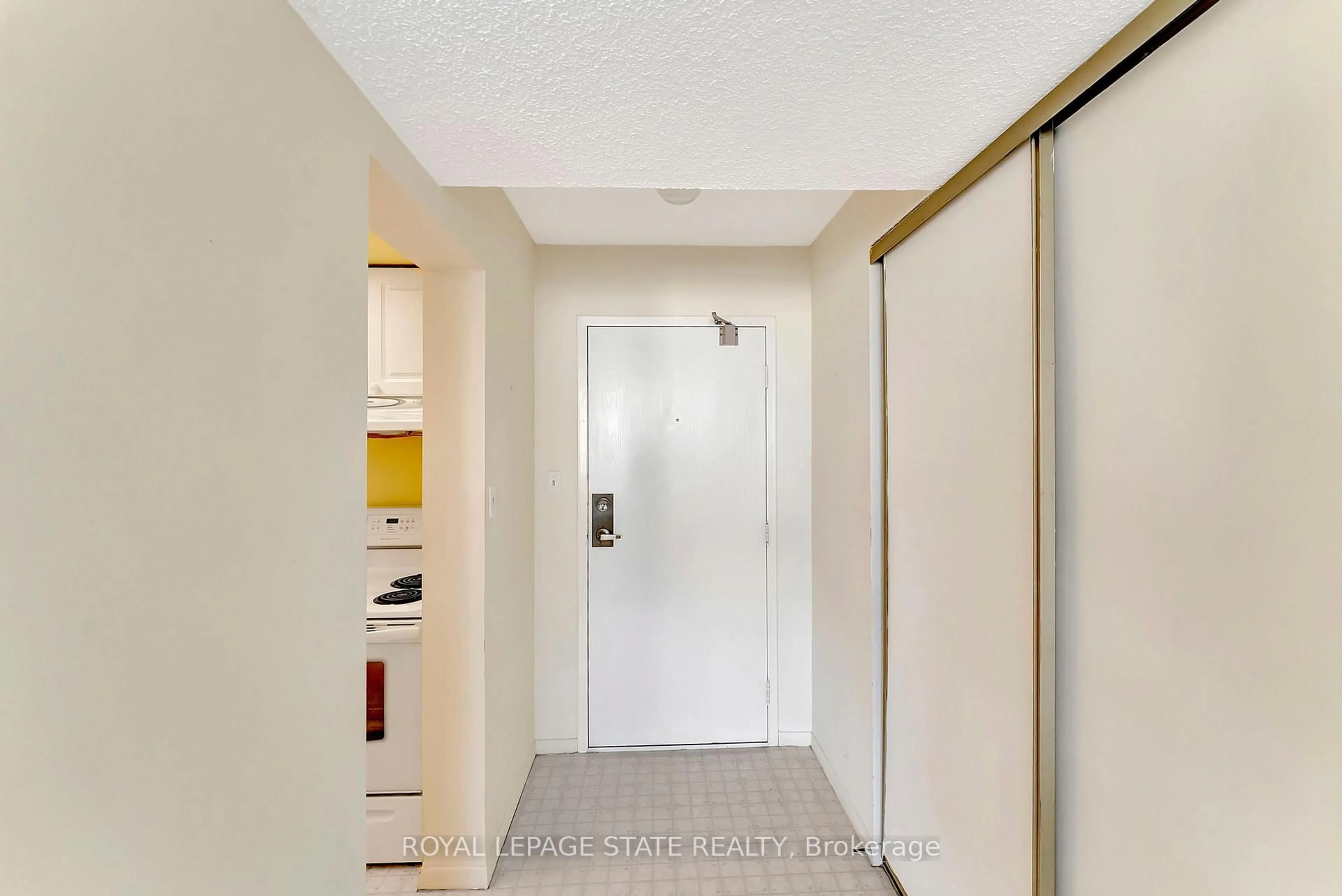 Indoor entryway for 120 Duke St #1401, Hamilton Ontario L8P 4T1