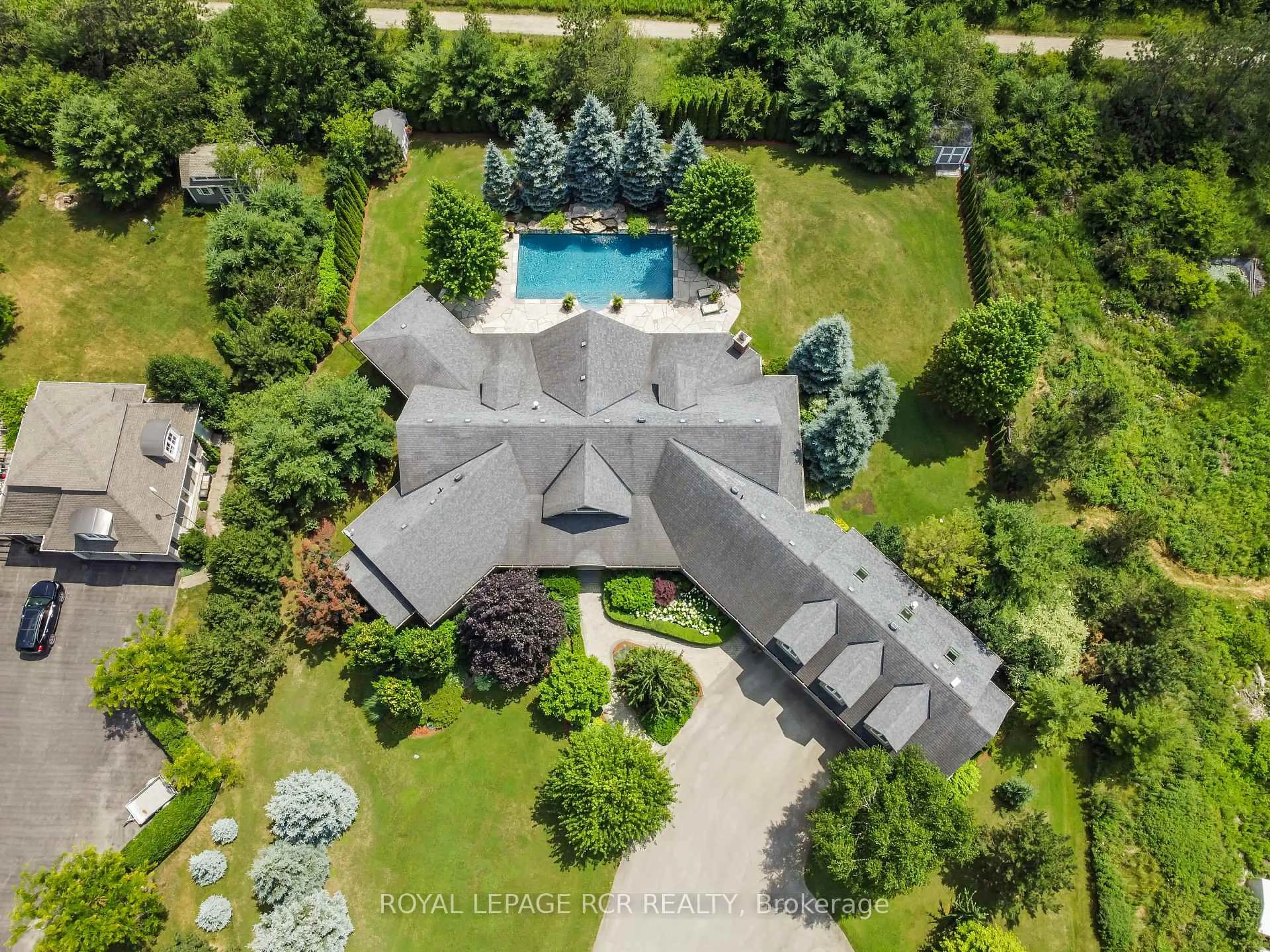 A pic from outside/outdoor area/front of a property/back of a property/a pic from drone, unknown for 9727 Dundas St, Erin Ontario N0B 1T0