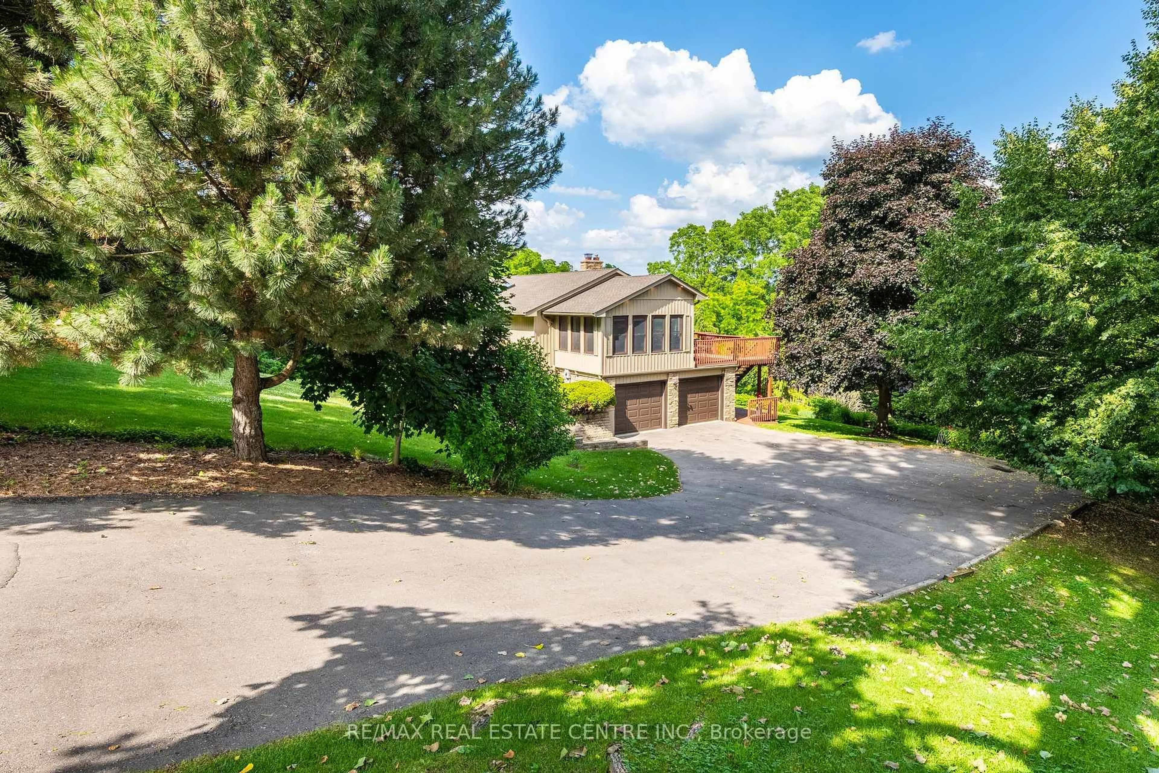 A pic from outside/outdoor area/front of a property/back of a property/a pic from drone, street for 1023 West River Rd, Cambridge Ontario N1R 5S5
