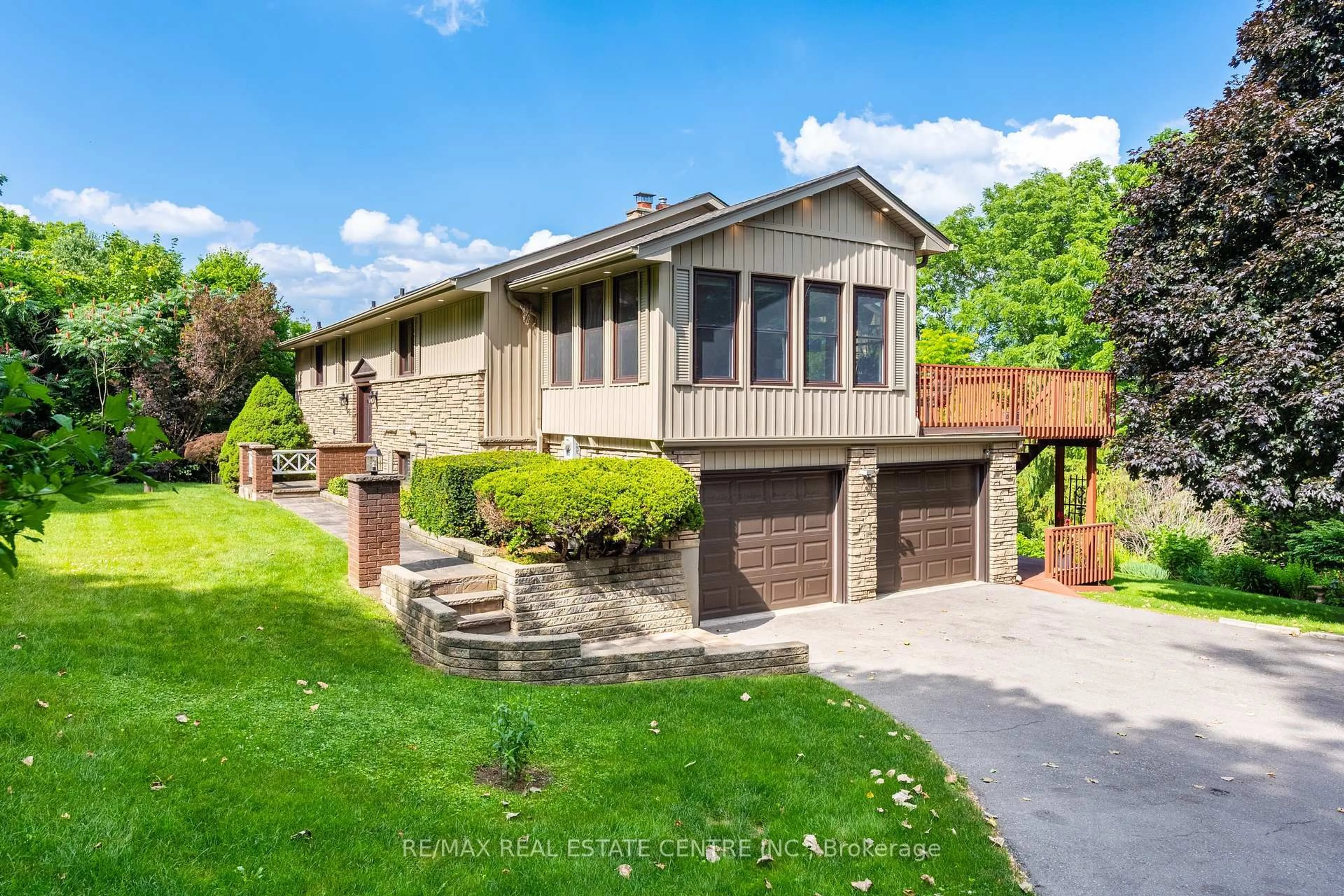 Home with vinyl exterior material, street for 1023 West River Rd, Cambridge Ontario N1R 5S5