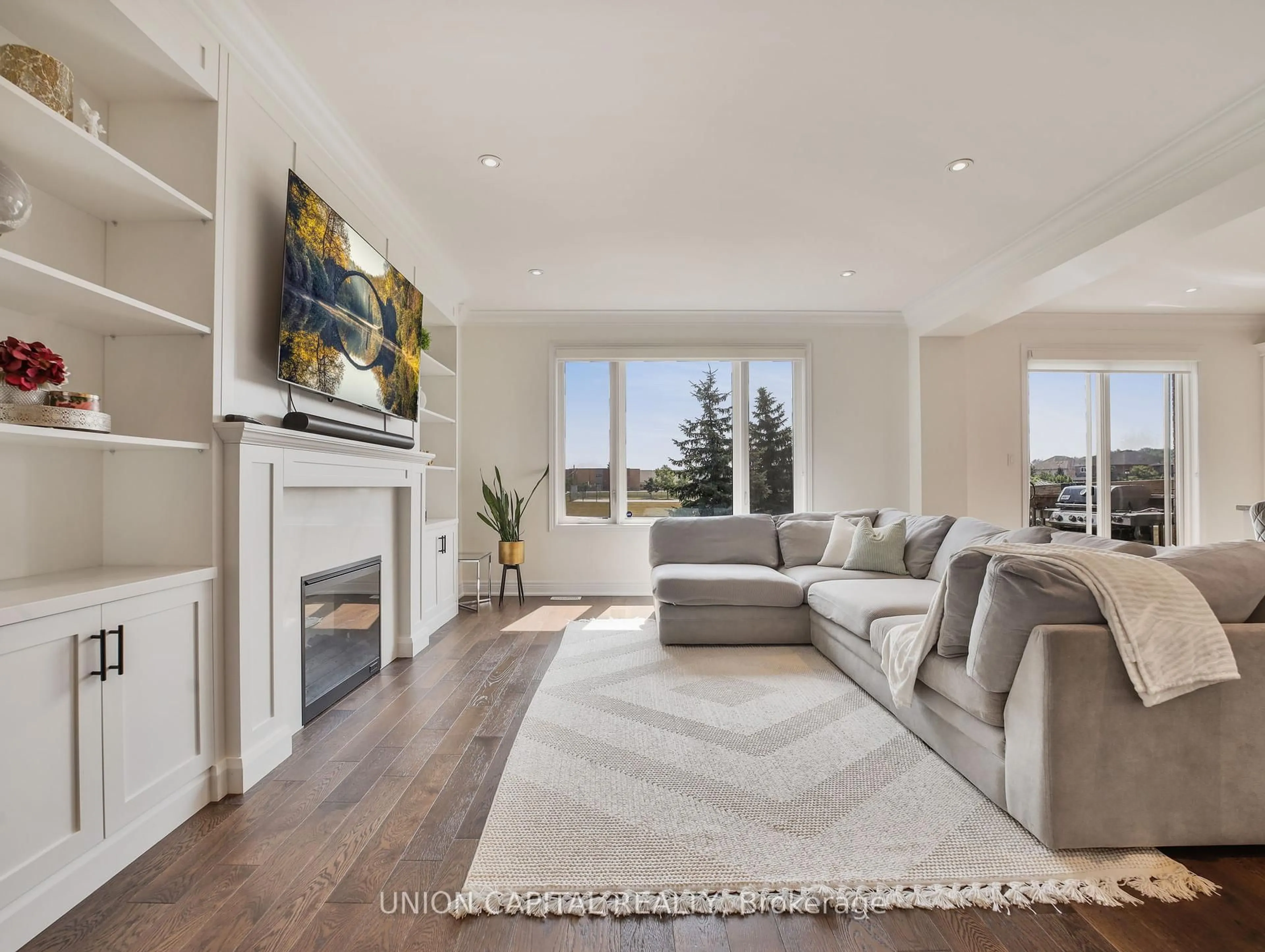 Living room with furniture, unknown for 26 Hampshire Pl, Hamilton Ontario L8J 2V3