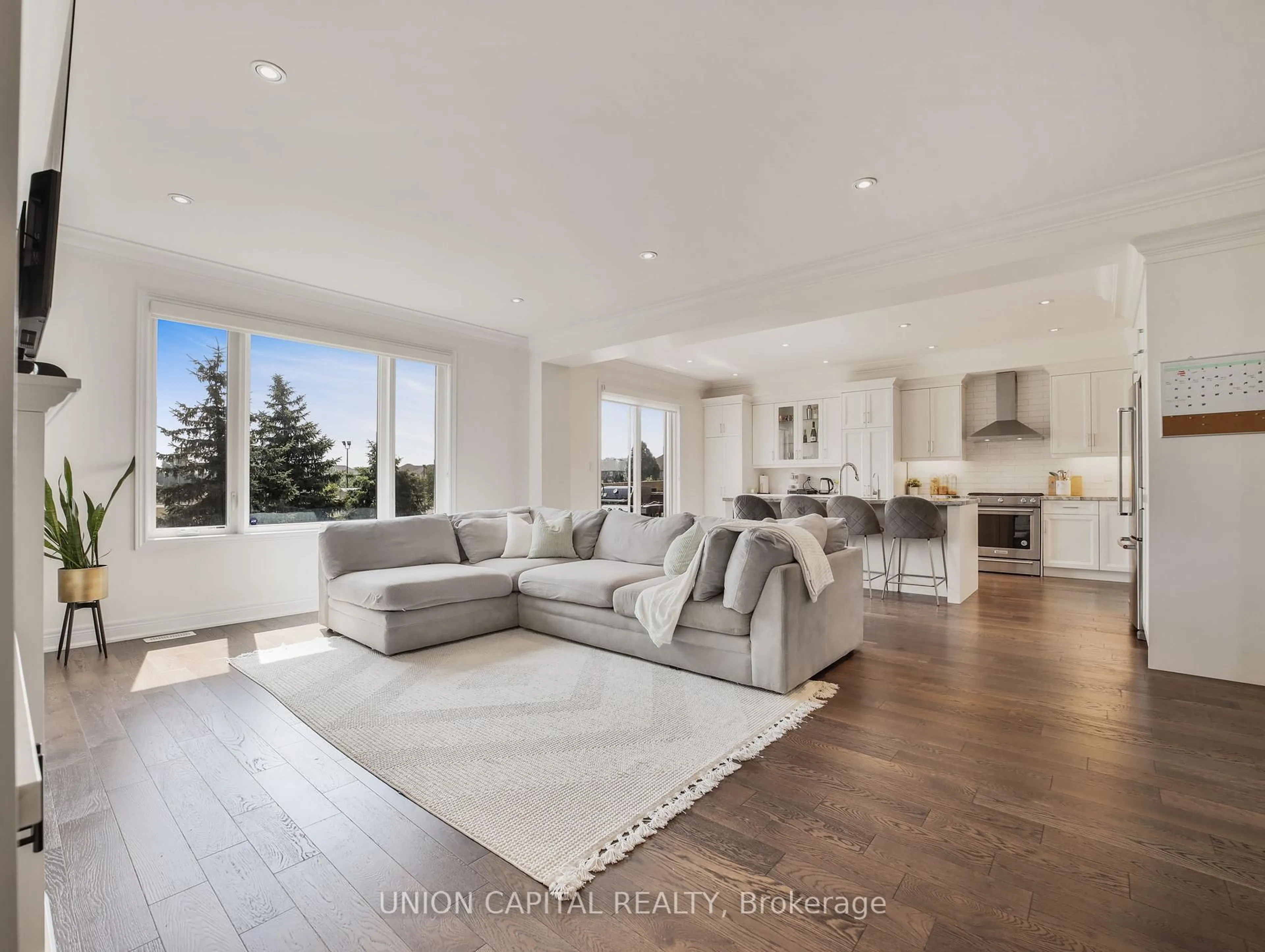 Living room with furniture, unknown for 26 Hampshire Pl, Hamilton Ontario L8J 2V3